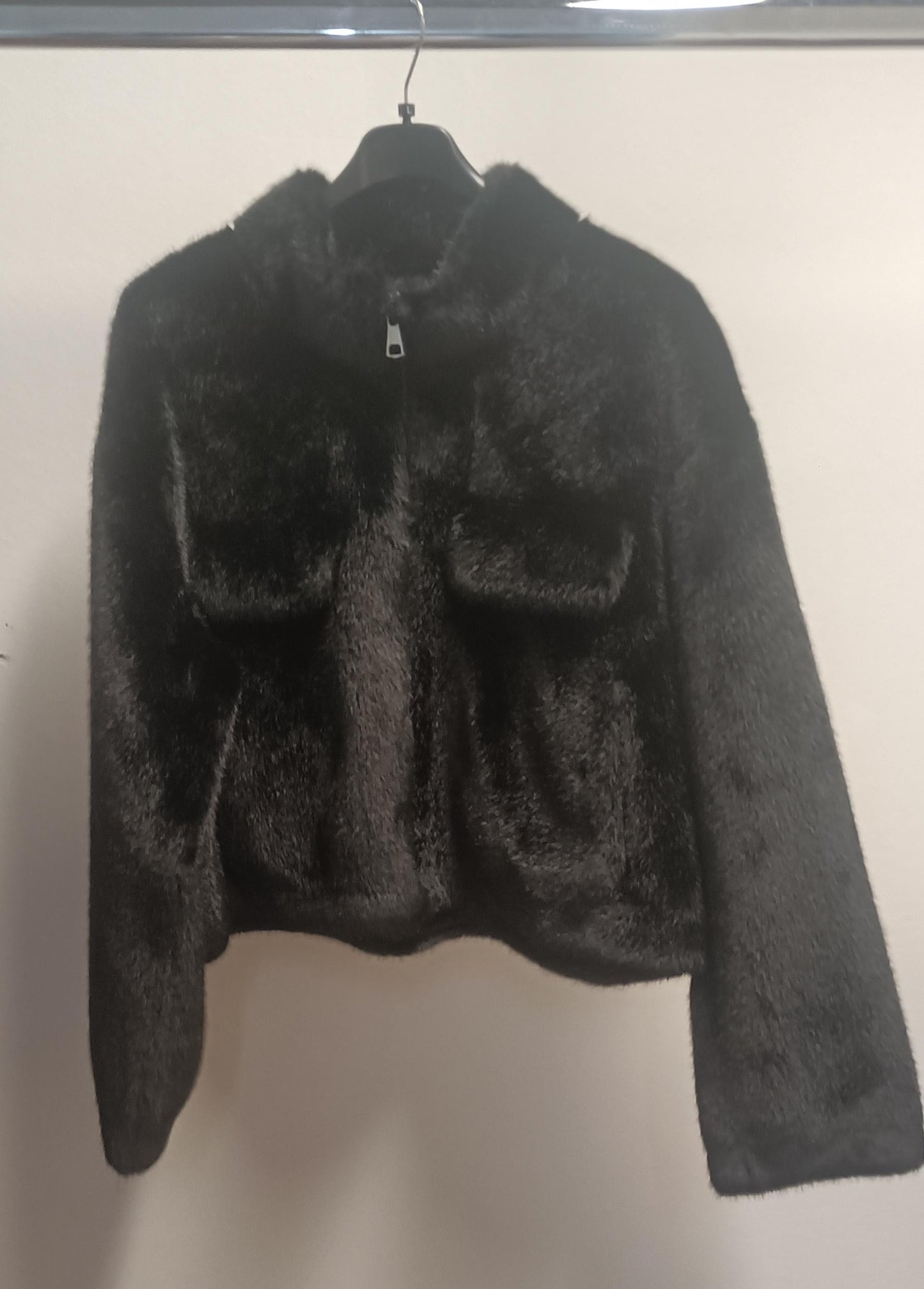 Giacca corta in ecopelliccia con finte tasche