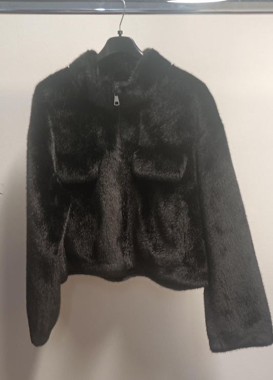 Giacca corta in ecopelliccia con finte tasche