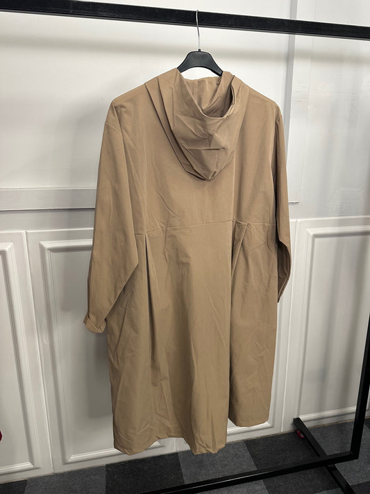 Trench lungo con tasche arricciate