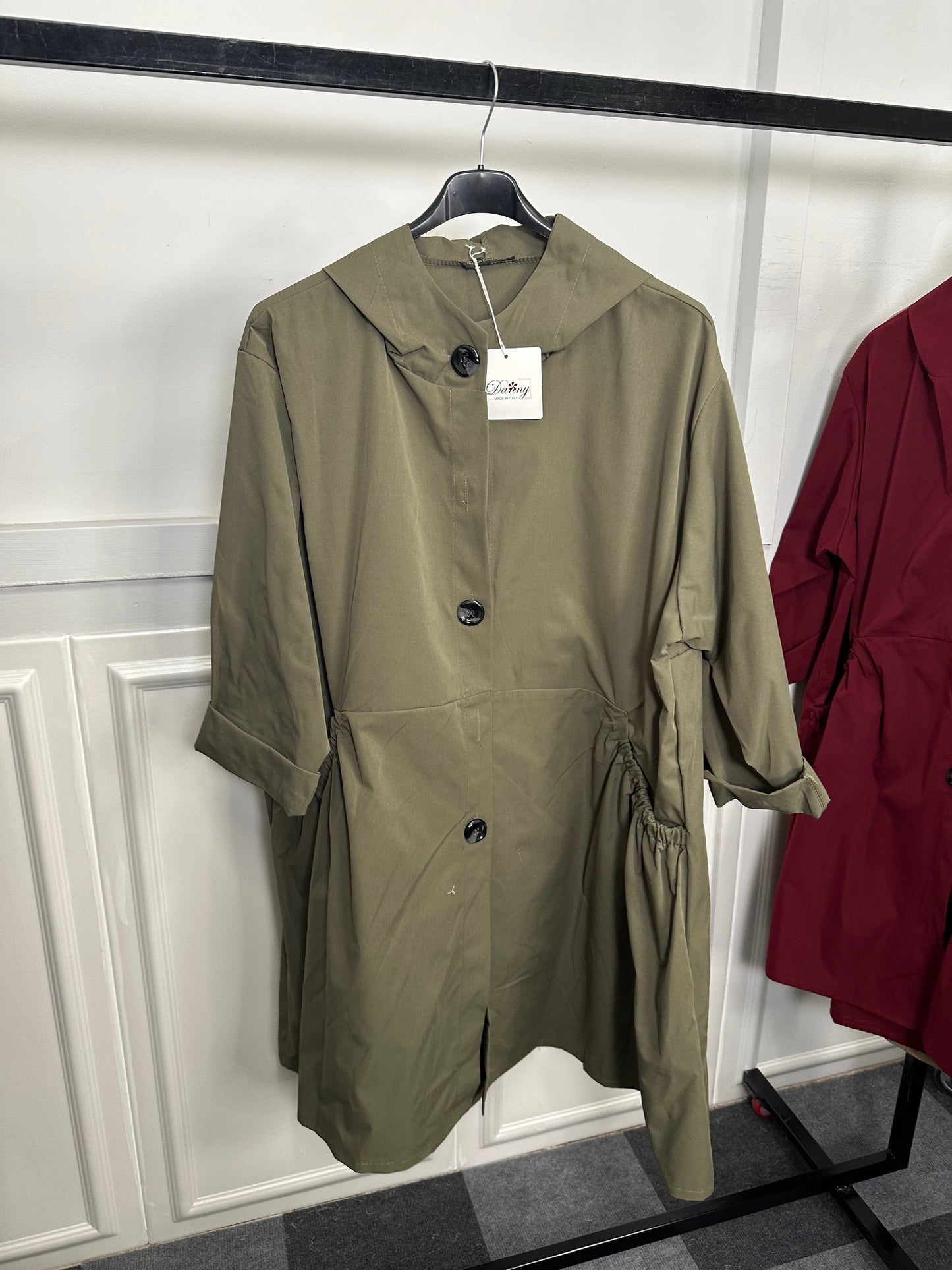 Trench lungo con tasche arricciate