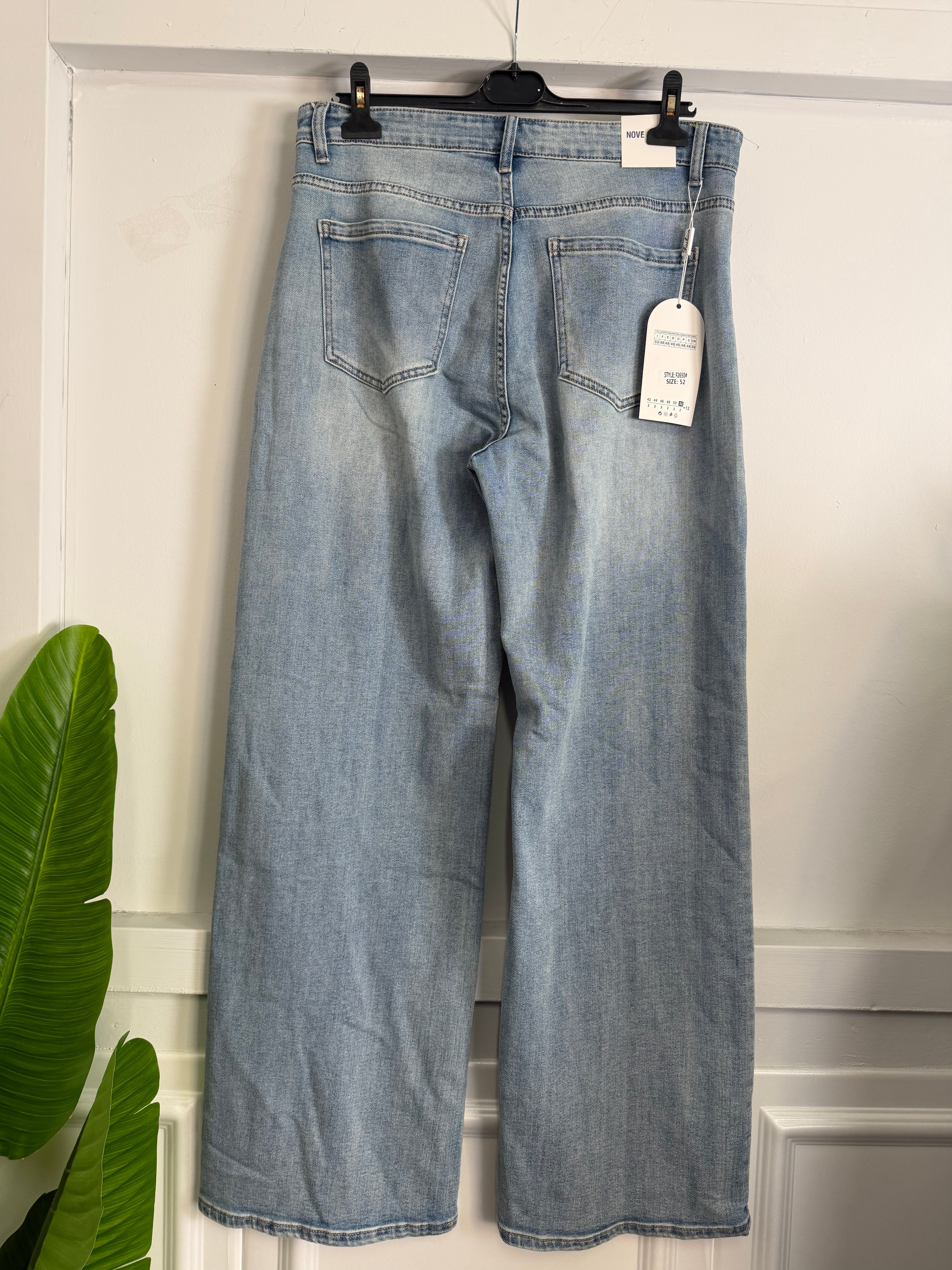 Jeans a Palazzo con Dettagli Borchie – Il Denim che non passa inosservato!