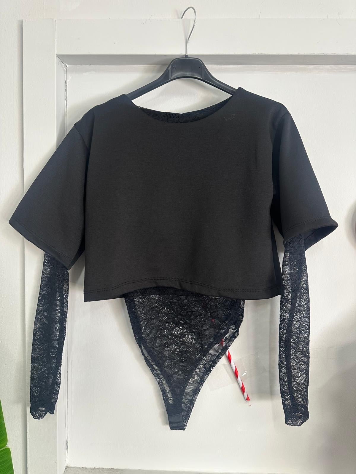 Maglia Crop con Maniche in Pizzo e Body Coordinato: Stile Unico!