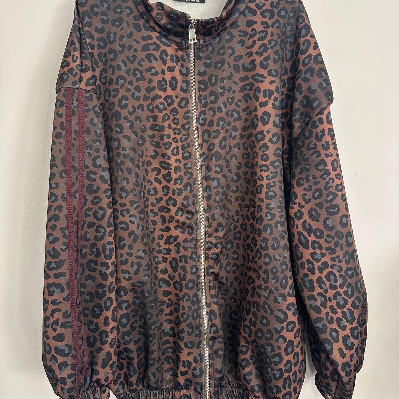 Giacca glamour effetto raso con righe a contrasto su sfondo animalier