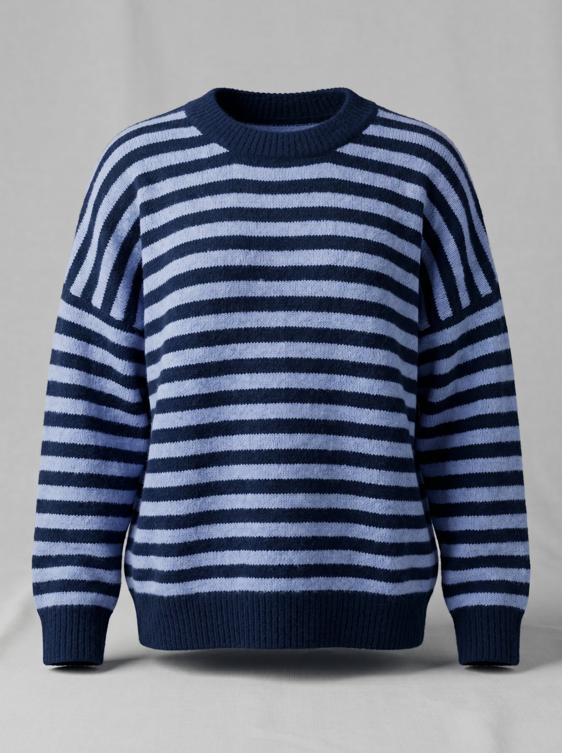 Maglione di Tendenza con Righe Piccole: Comfort e Stile in Vari Colori
