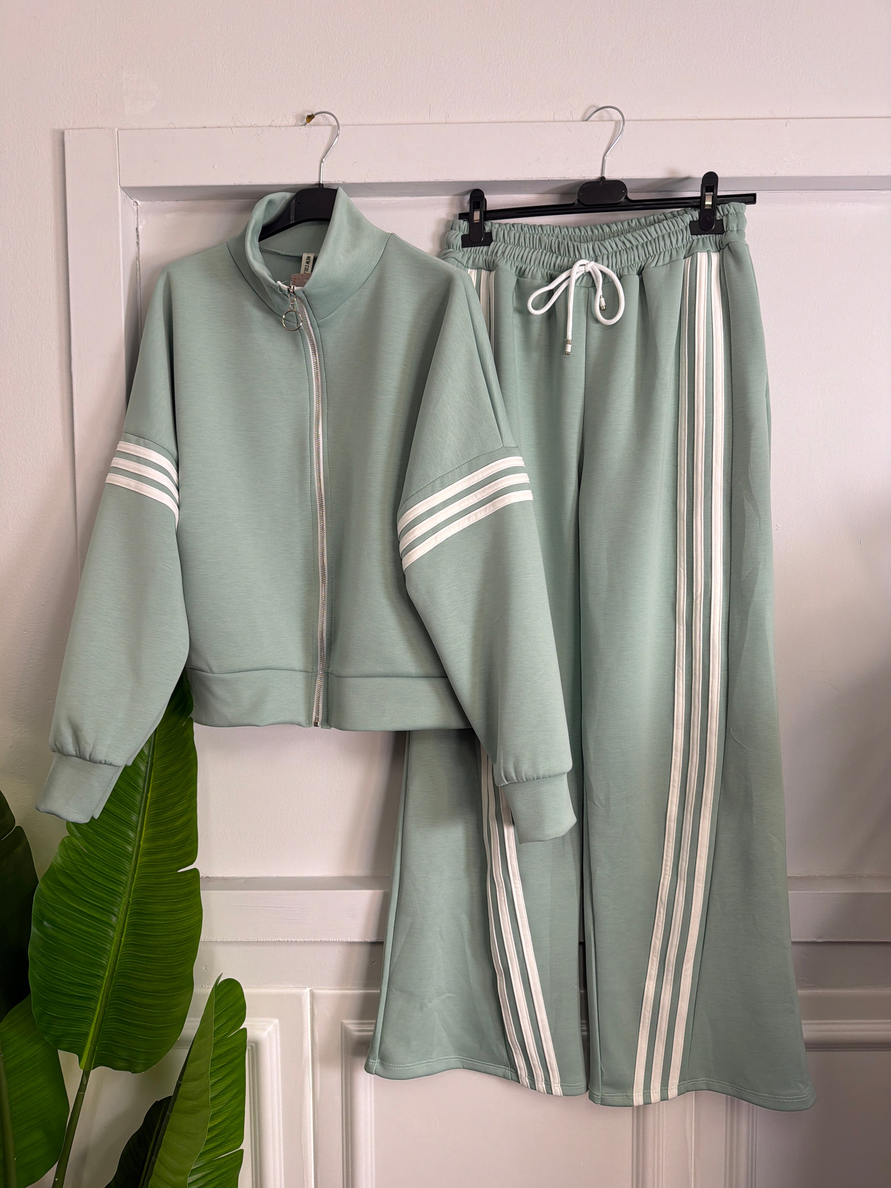 Set Tuta Giacca Zip & Pantalone Volume con Righe – Streetwear di Classe!