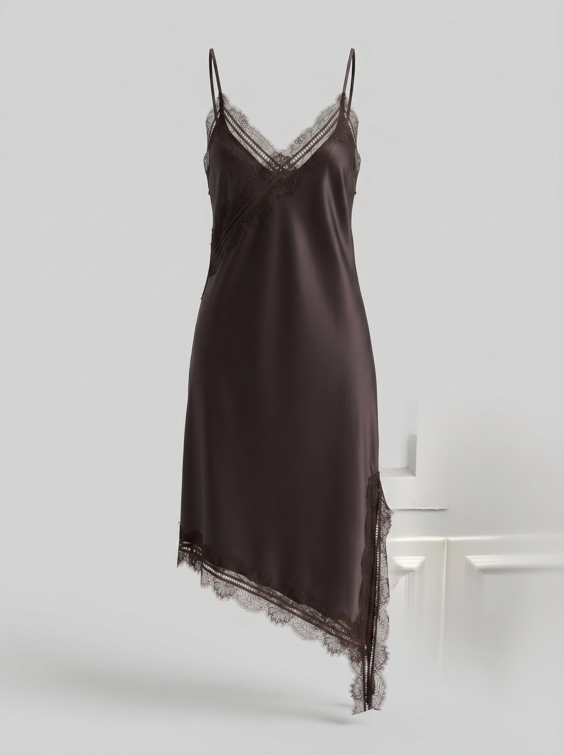 Canotta Lunga Asimmetrica con Dettagli in Pizzo – Eleganza Versatile!