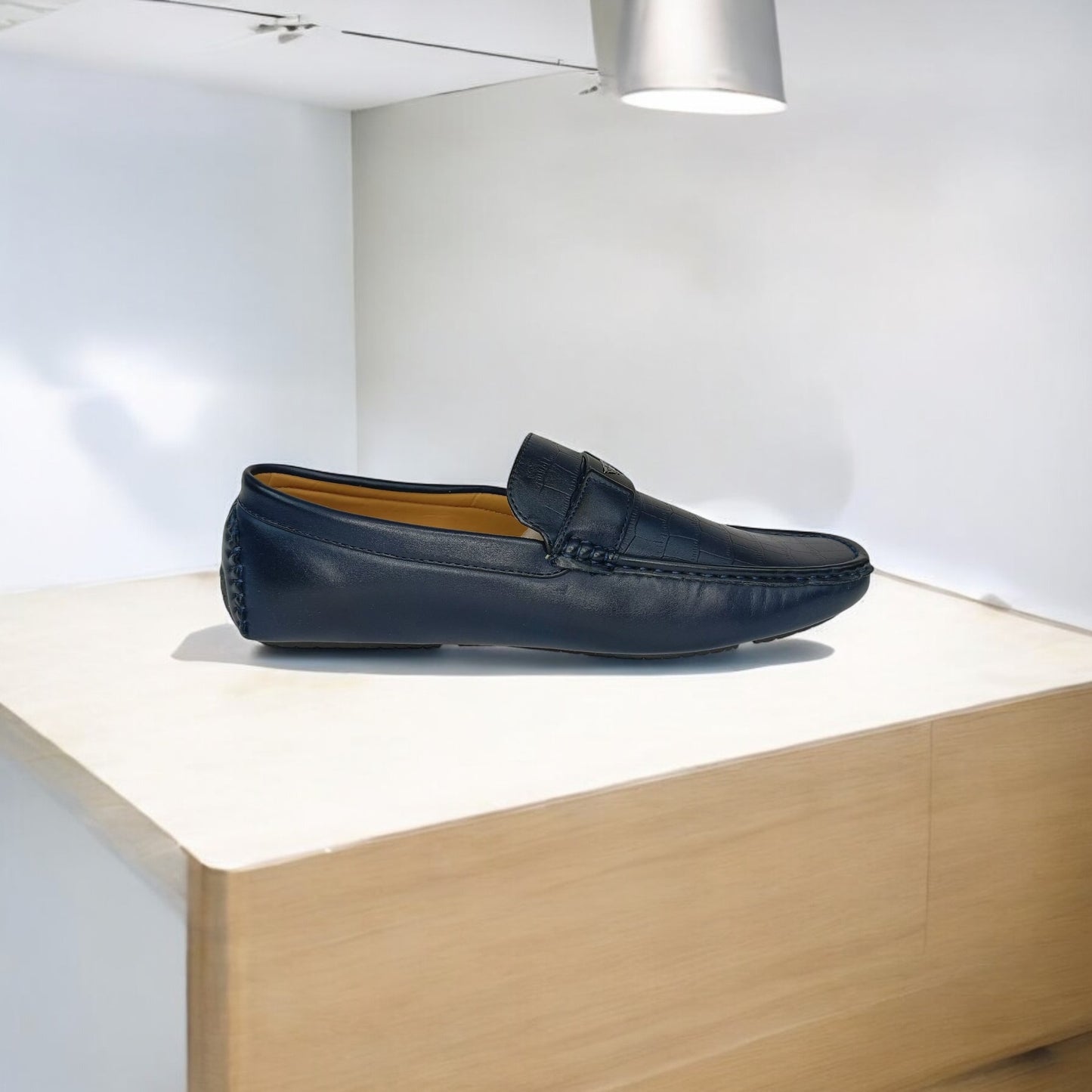 Mocassino ecopelle con logo su fibbia elastica EliteLoafer™