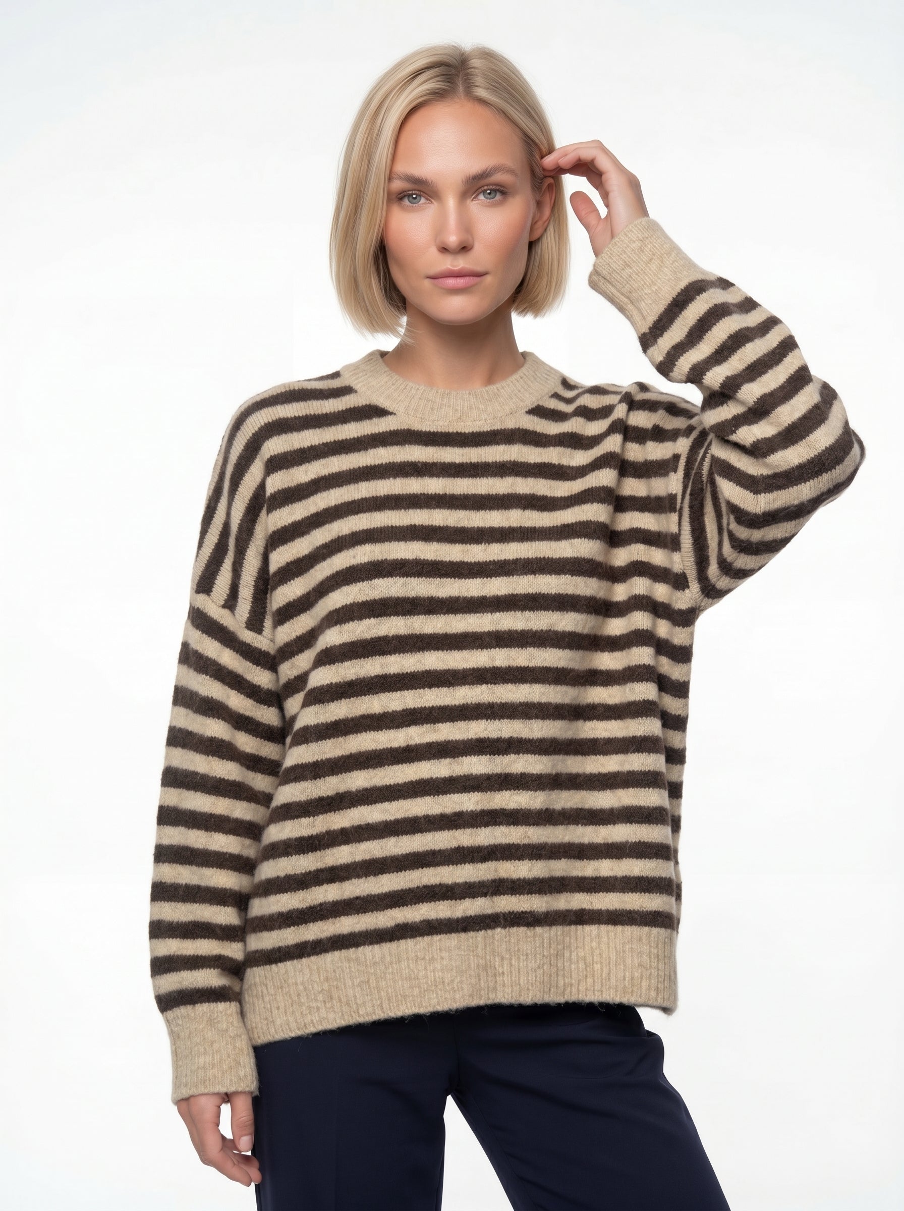 Maglione di Tendenza con Righe Piccole: Comfort e Stile in Vari Colori
