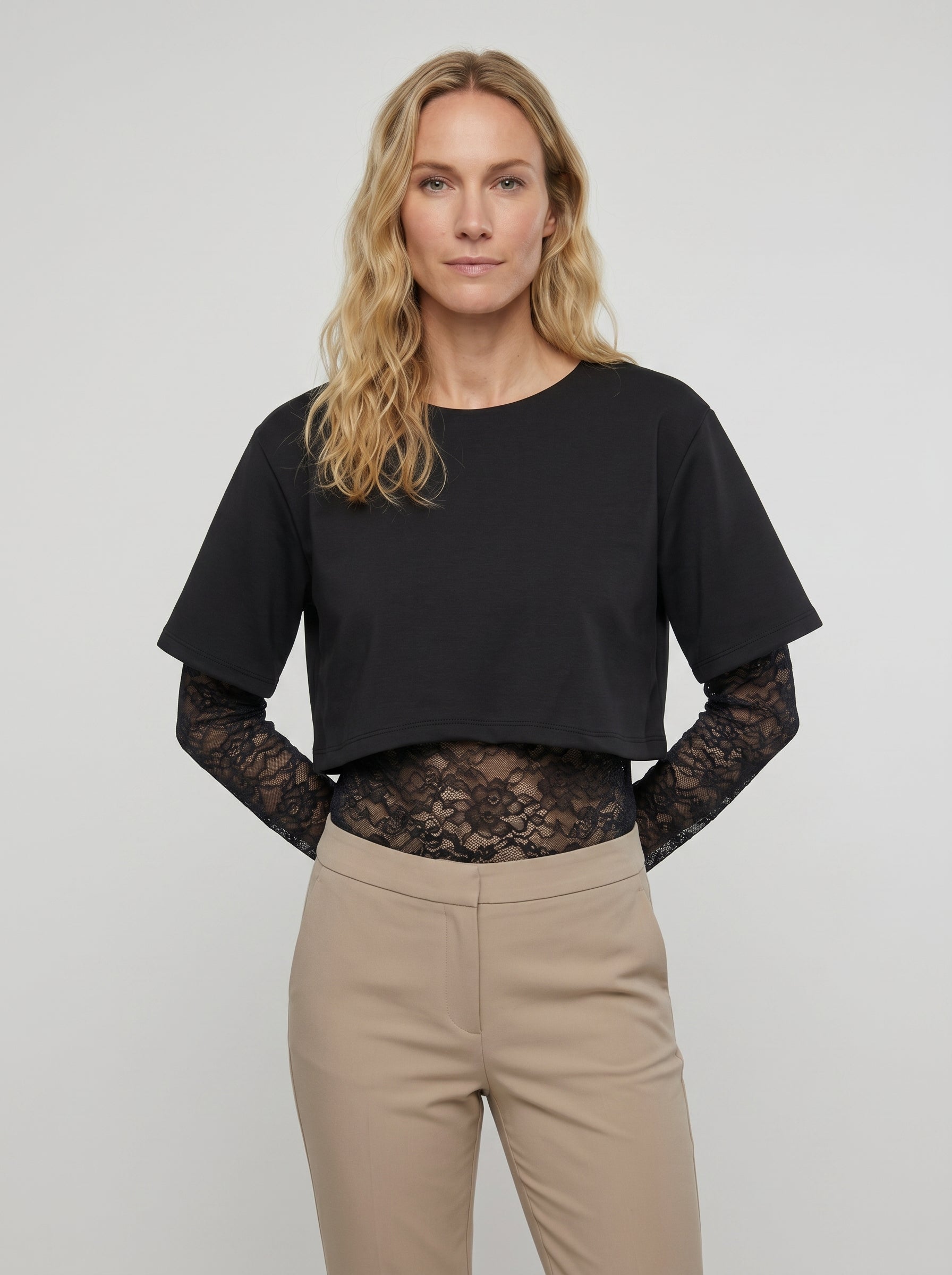 Maglia Crop con Maniche in Pizzo e Body Coordinato: Stile Unico!