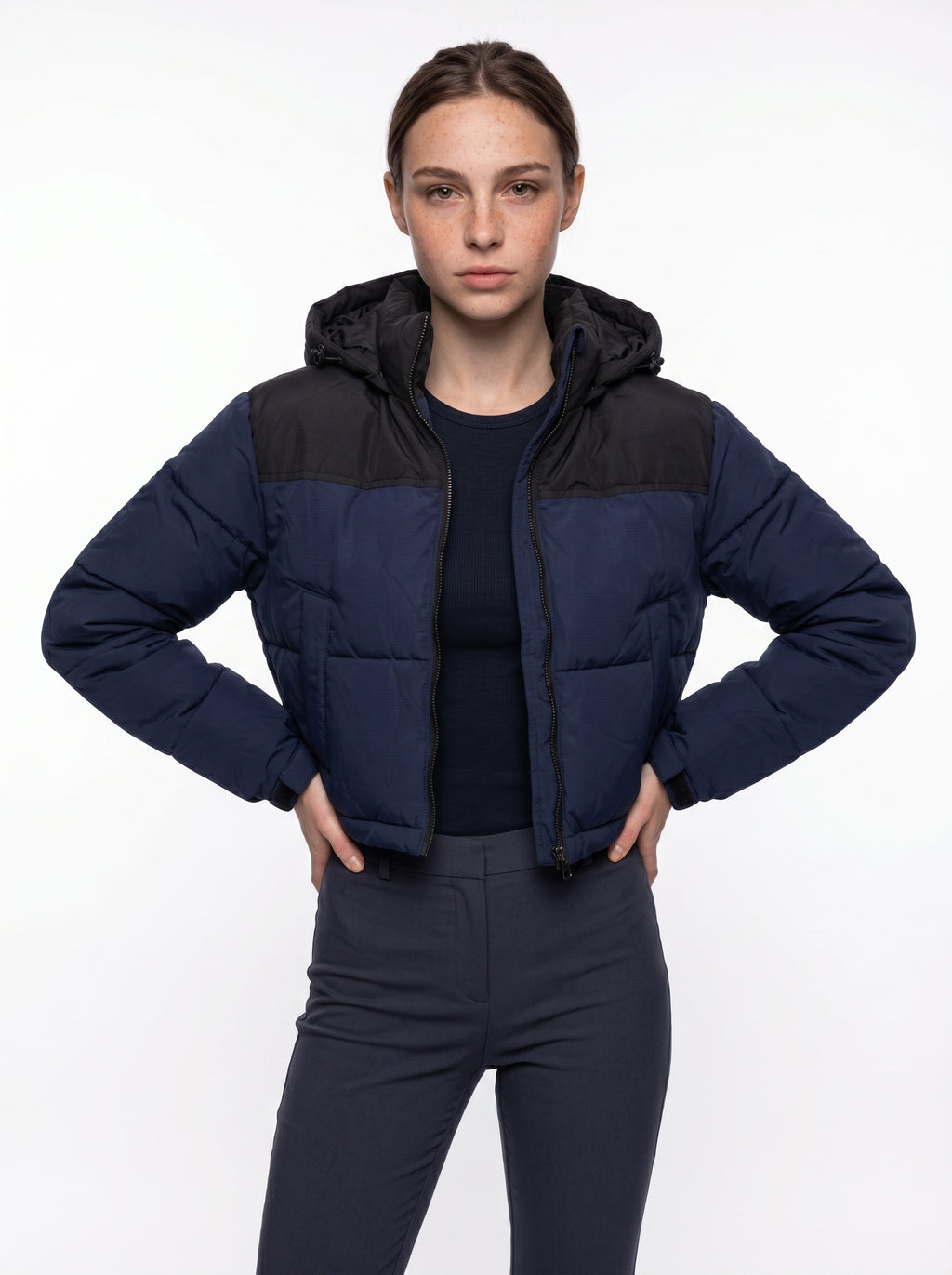 Glow on the Snow: Il Piumino Crop che unisce Stile e Calore