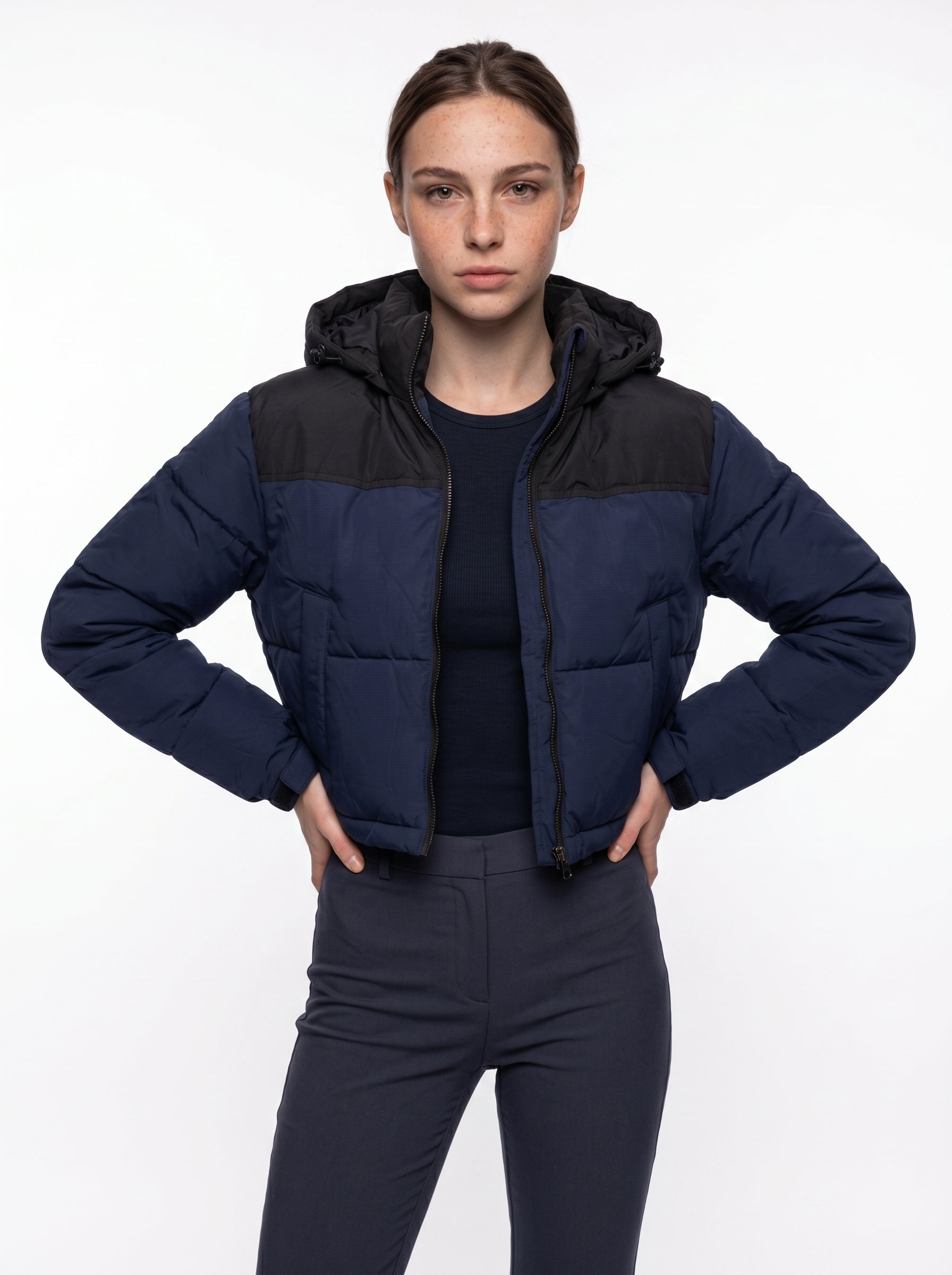 Glow on the Snow: Il Piumino Crop che unisce Stile e Calore