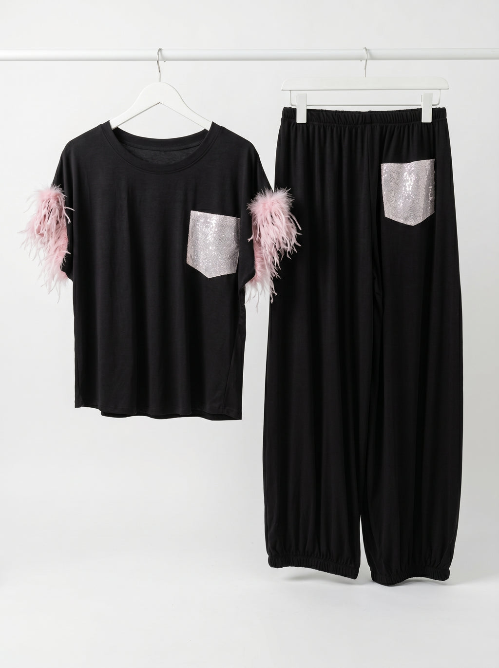Completo glam con dettagli piume e brillantini