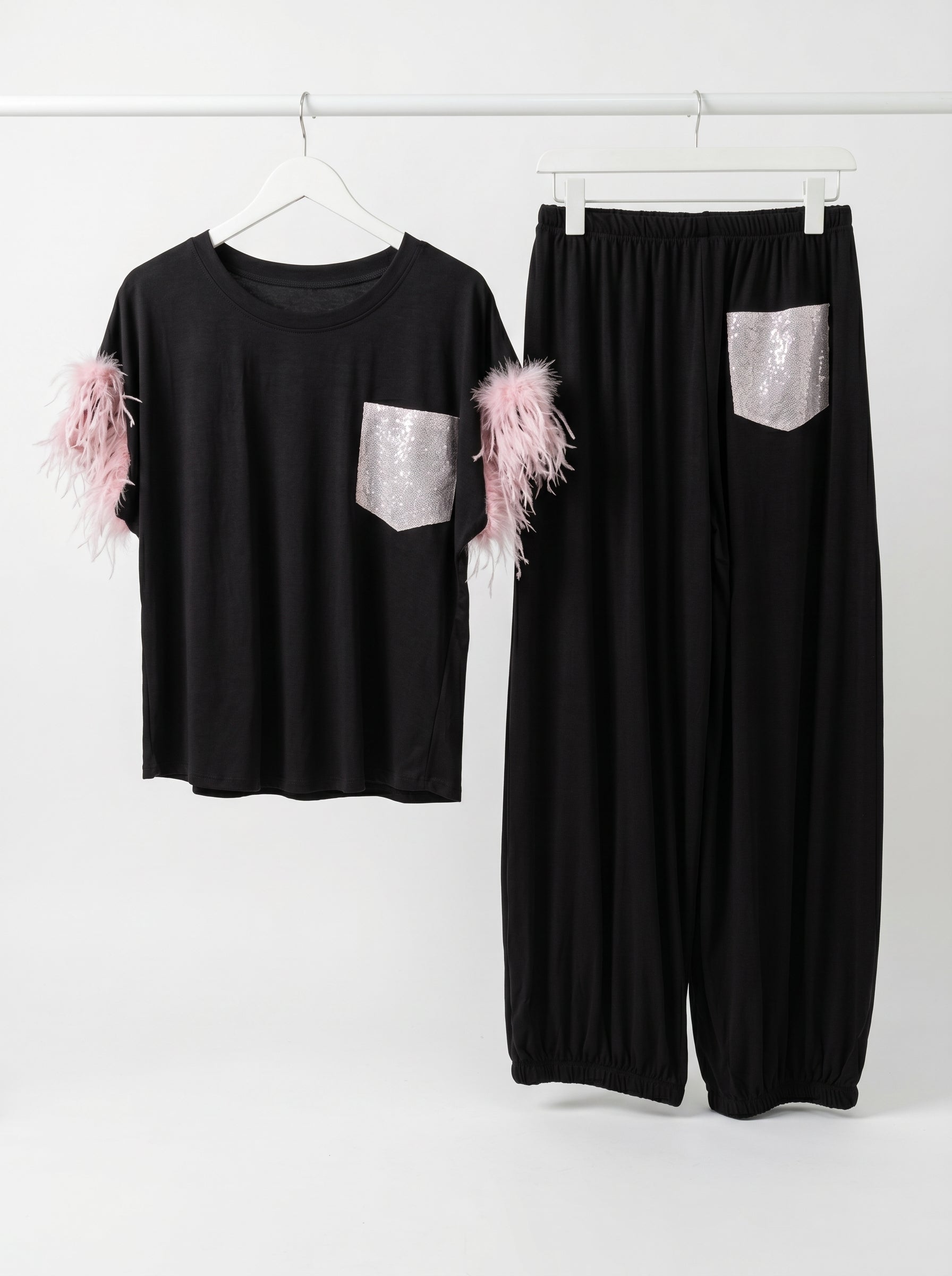 Completo glam con dettagli piume e brillantini