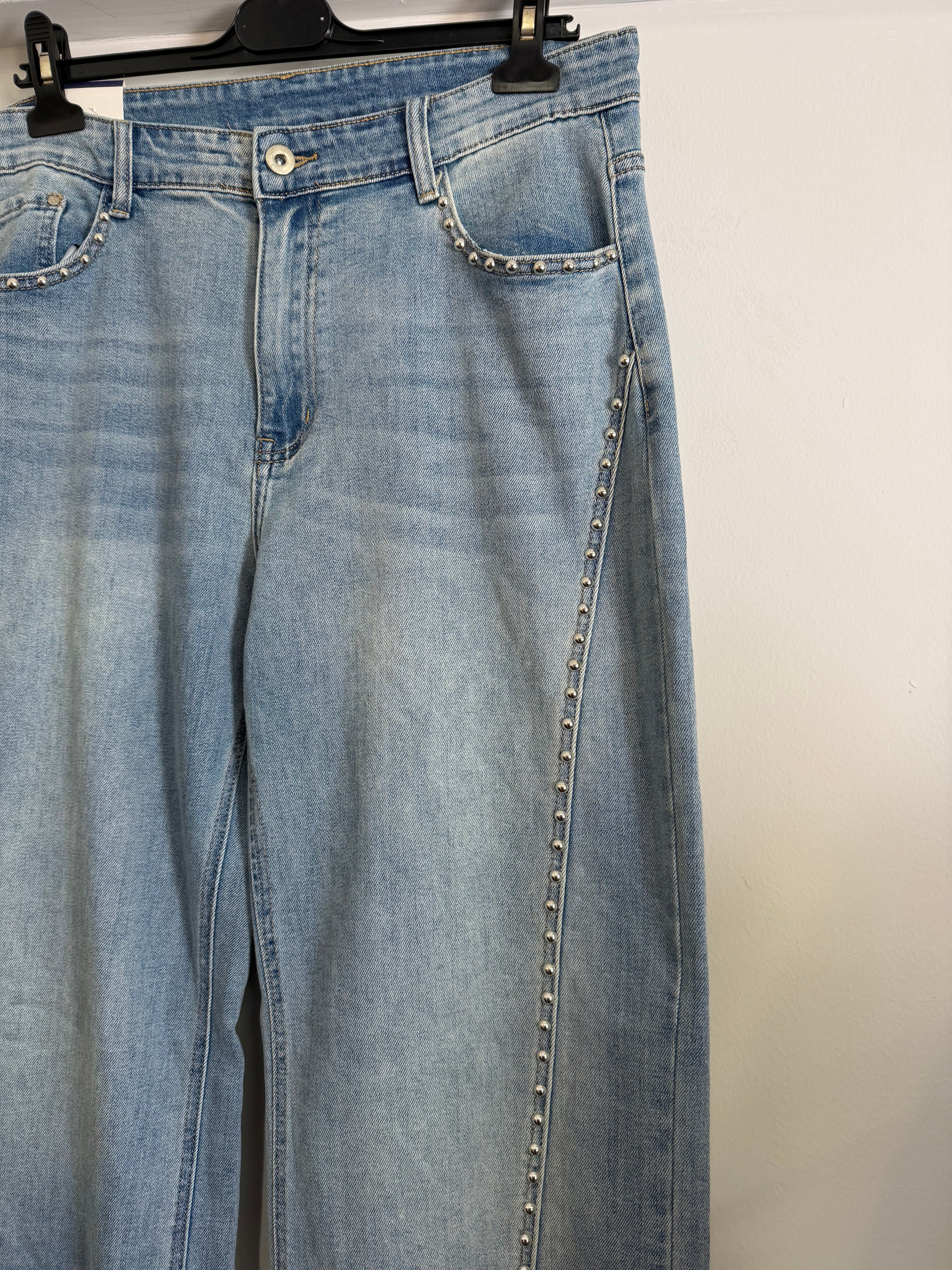 Jeans a Palazzo con Dettagli Borchie – Il Denim che non passa inosservato!
