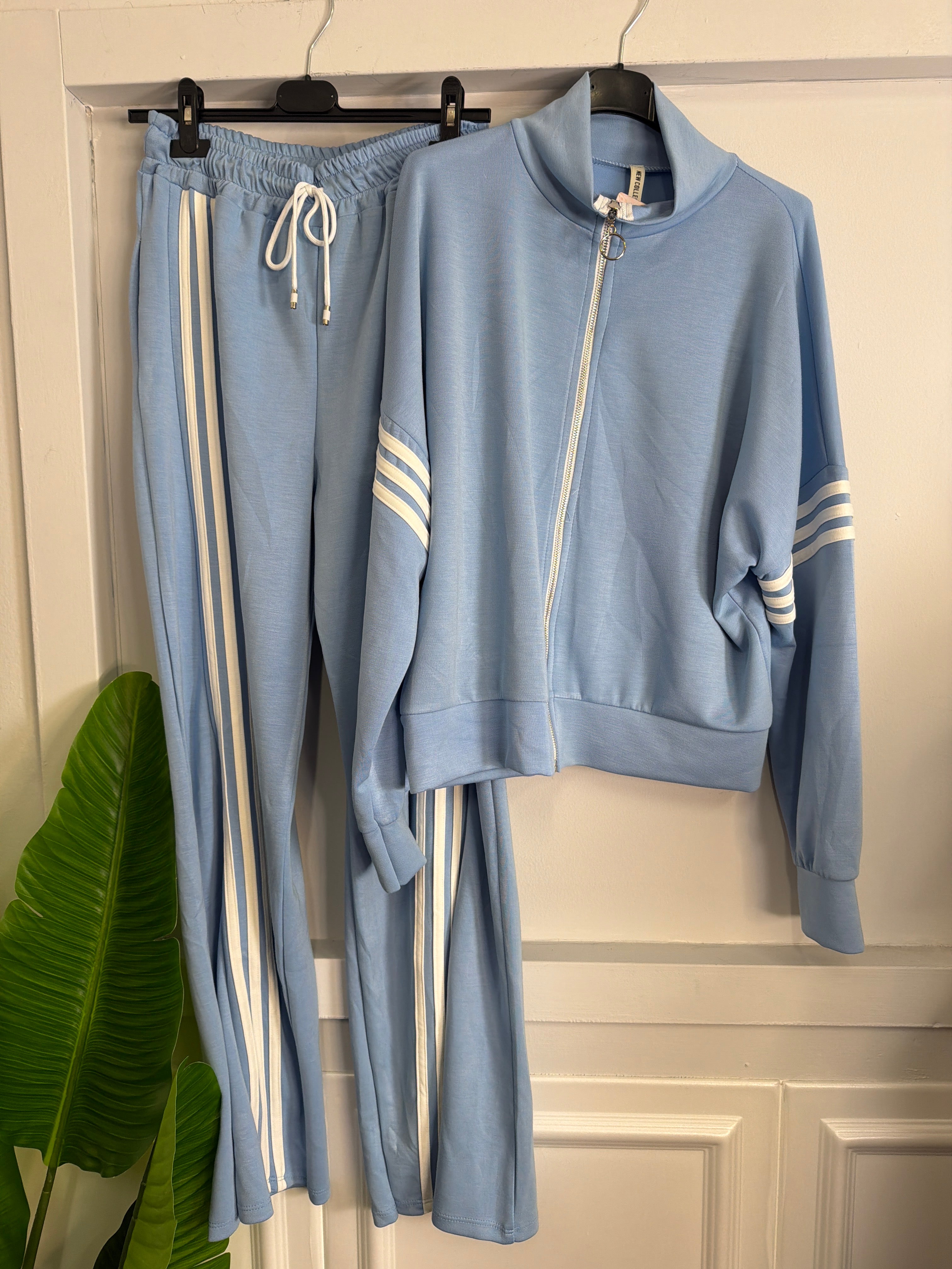 Set Tuta Giacca Zip & Pantalone Volume con Righe – Streetwear di Classe!