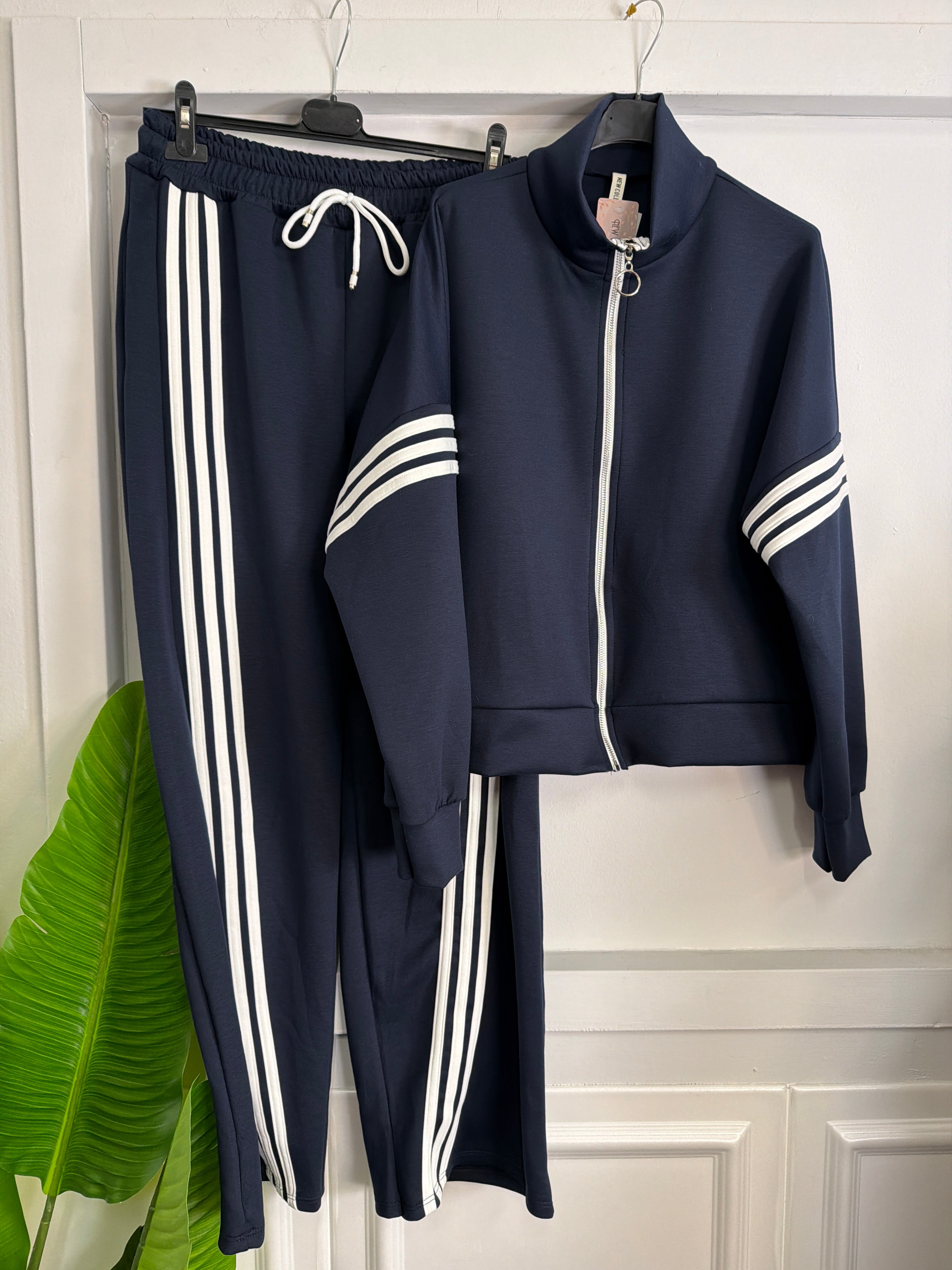 Set Tuta Giacca Zip & Pantalone Volume con Righe – Streetwear di Classe!