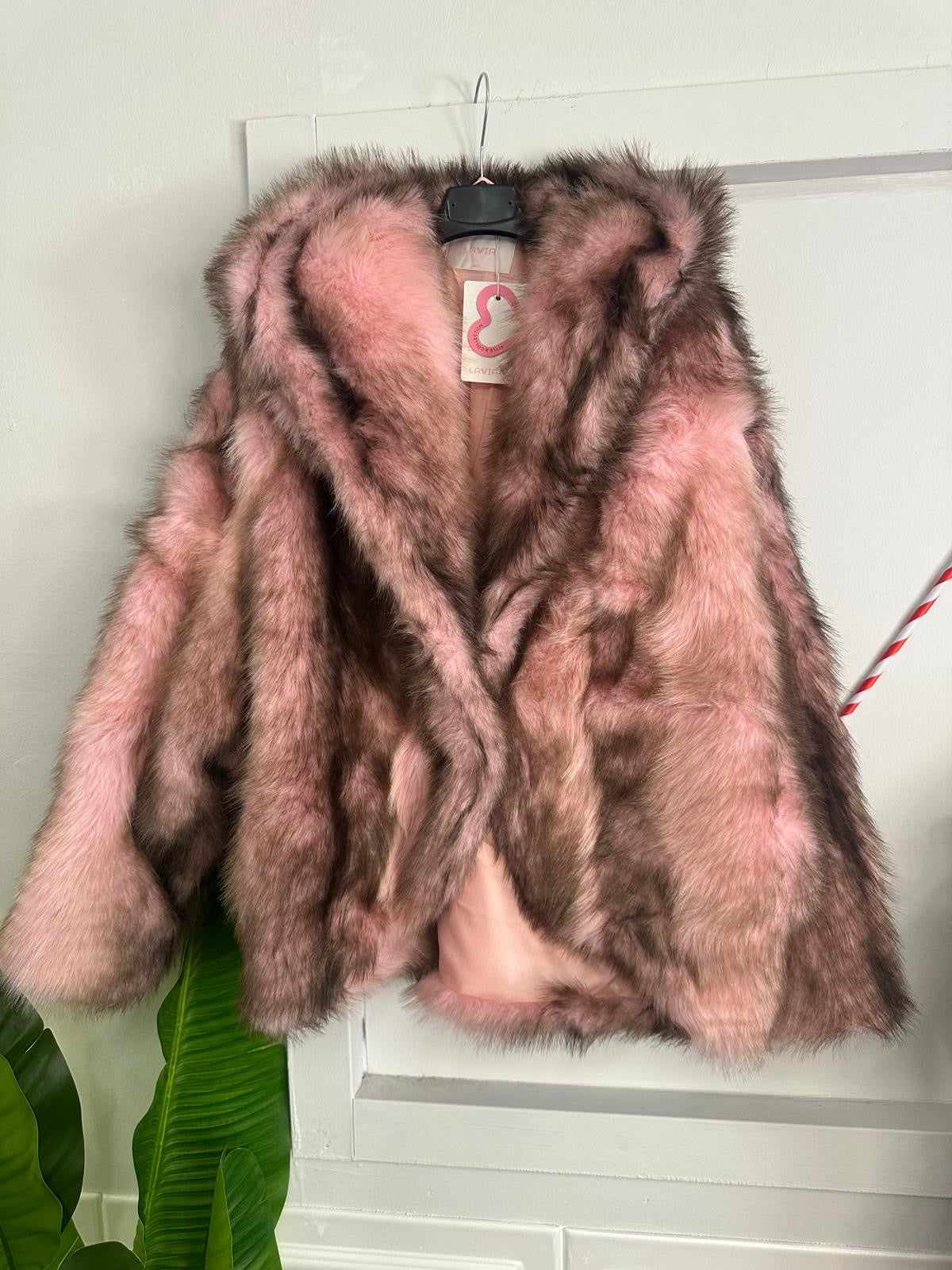 Ecopelliccia con Cappuccio Eleganza e Tocco Casual Manica Lunga con Gancio impreziosito da Strass Calore Avvolgente e Dettaglio Luminoso