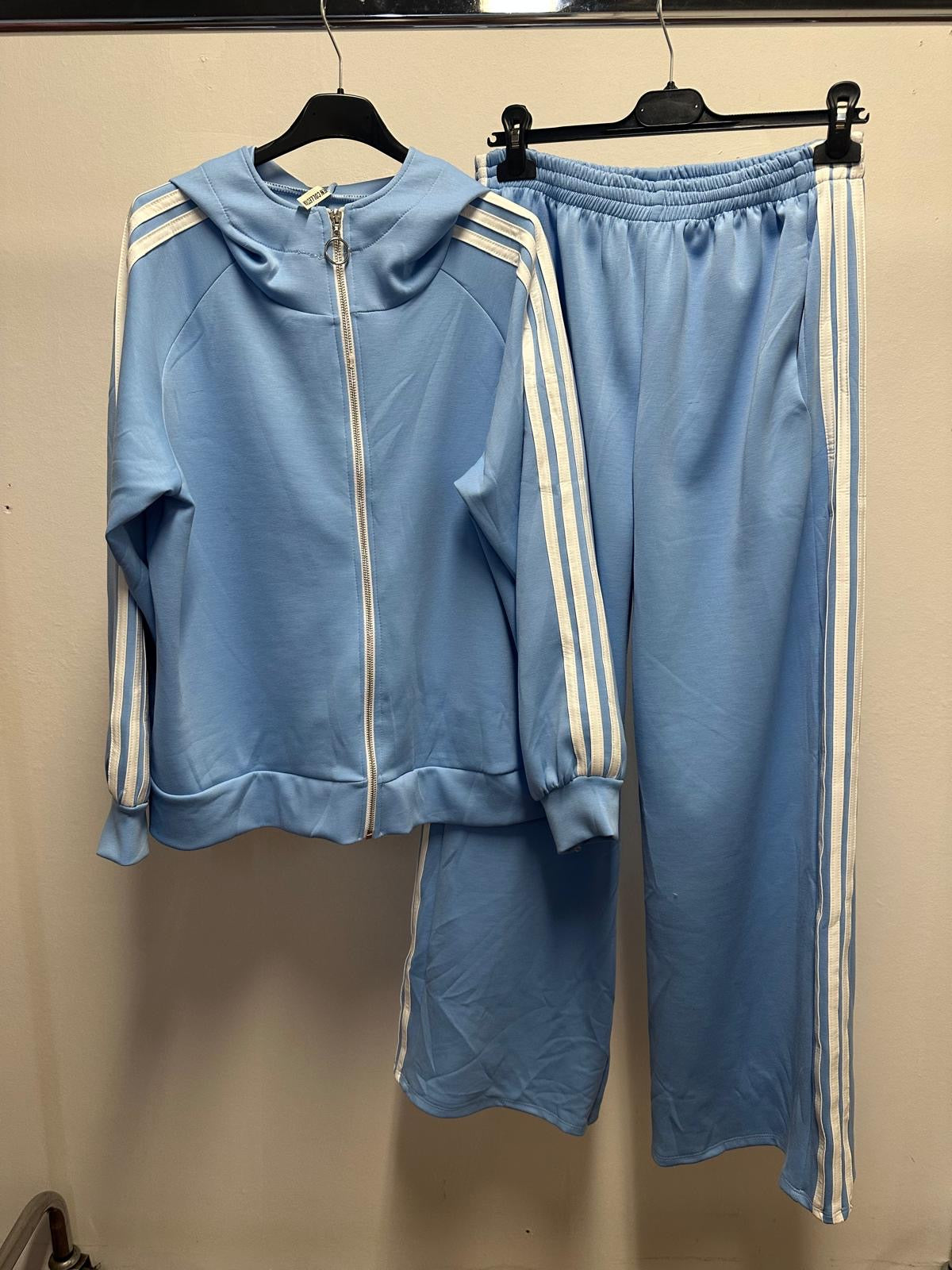 Set Tuta con zip e pantaloni palazzo con Righe Laterali – Eleganza e Comfort in un Unico Outfit!