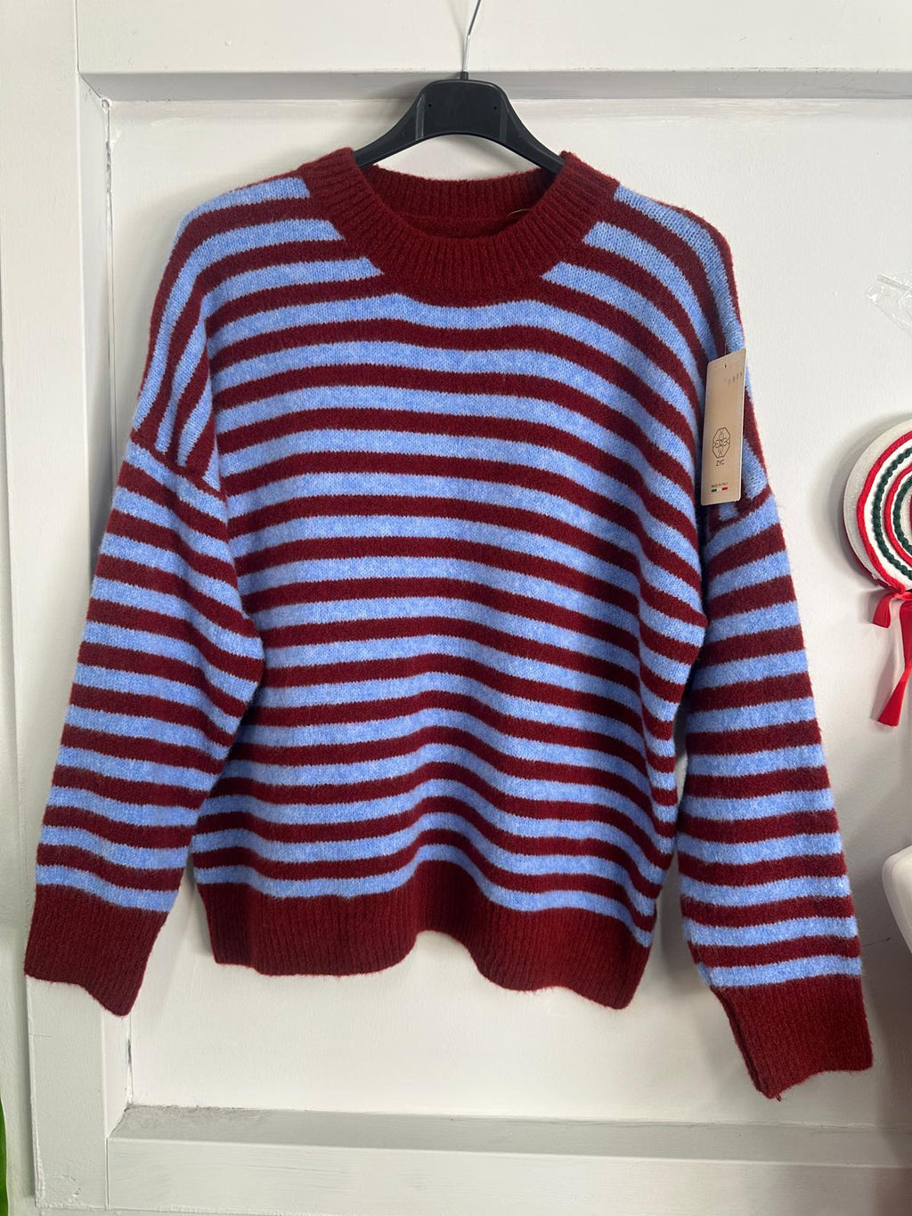Maglione di Tendenza con Righe Piccole: Comfort e Stile in Vari Colori
