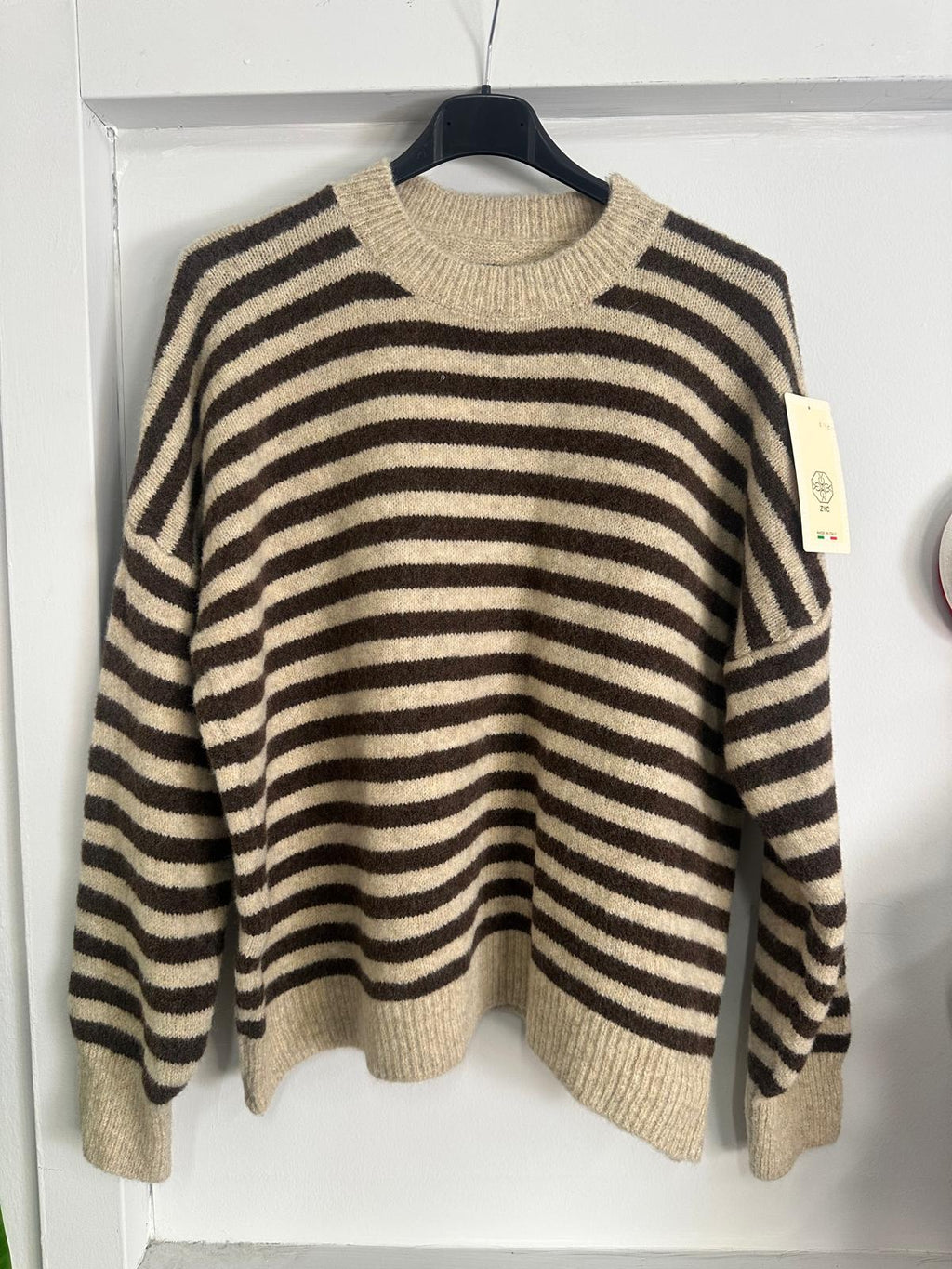 Maglione di Tendenza con Righe Piccole: Comfort e Stile in Vari Colori