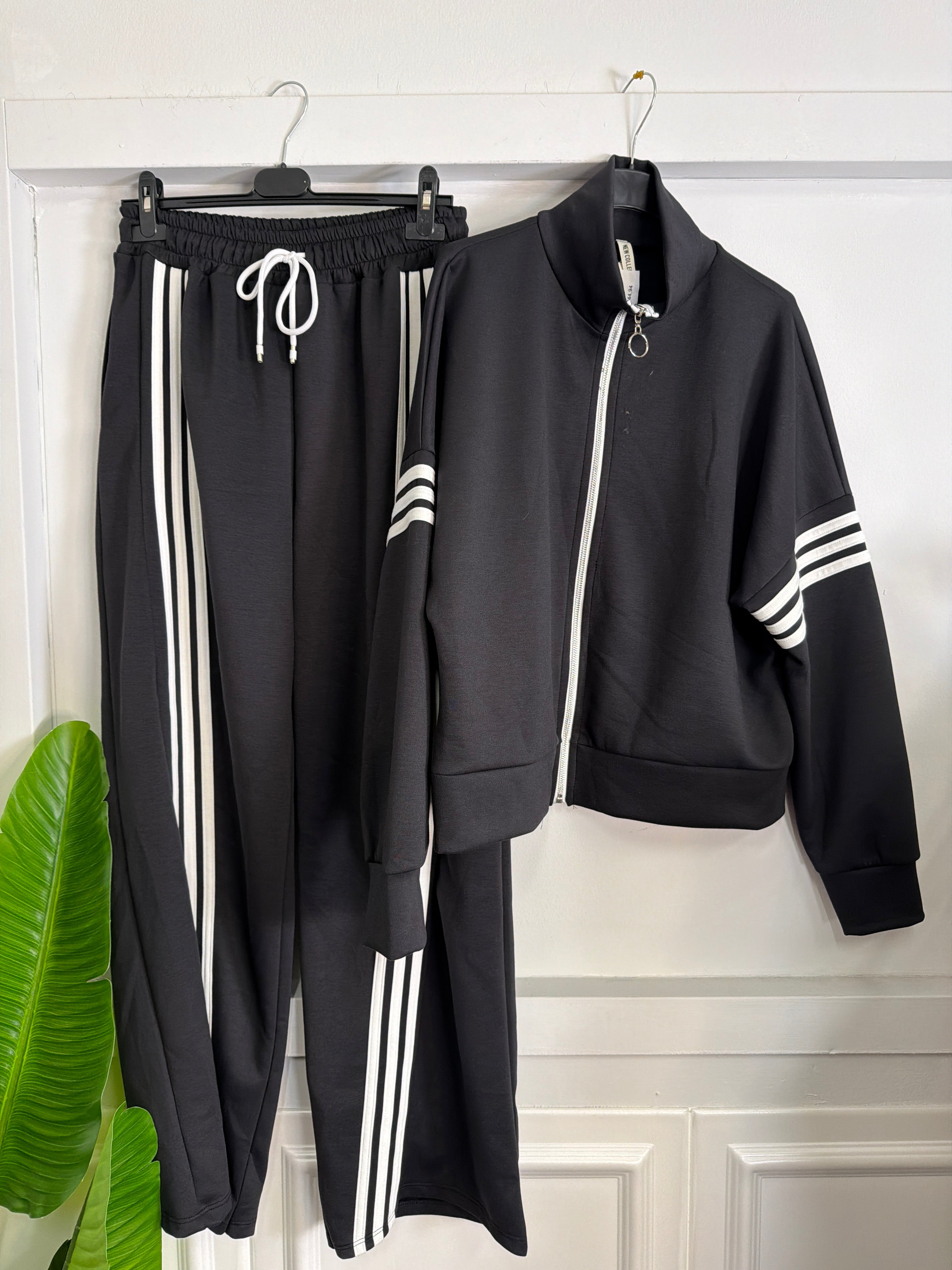 Set Tuta Giacca Zip & Pantalone Volume con Righe – Streetwear di Classe!