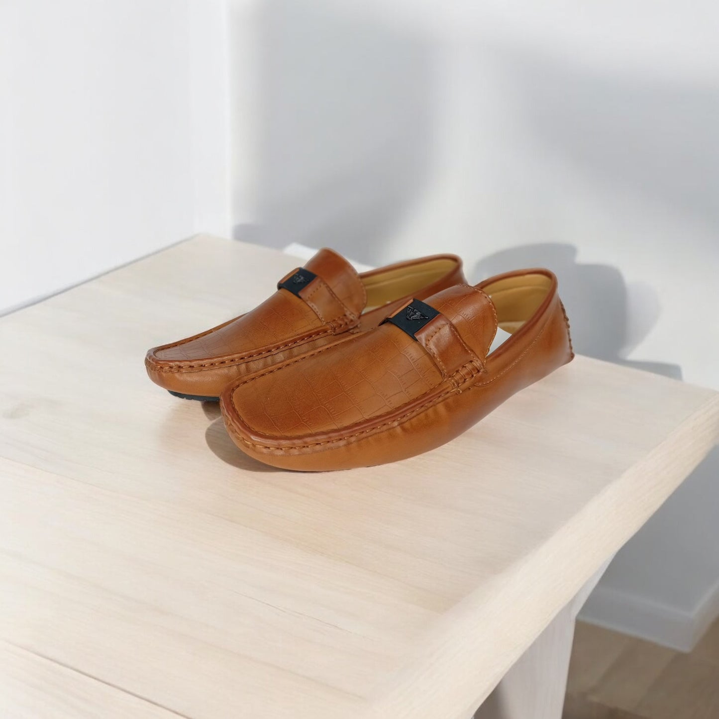 Mocassino ecopelle con logo su fibbia elastica EliteLoafer™