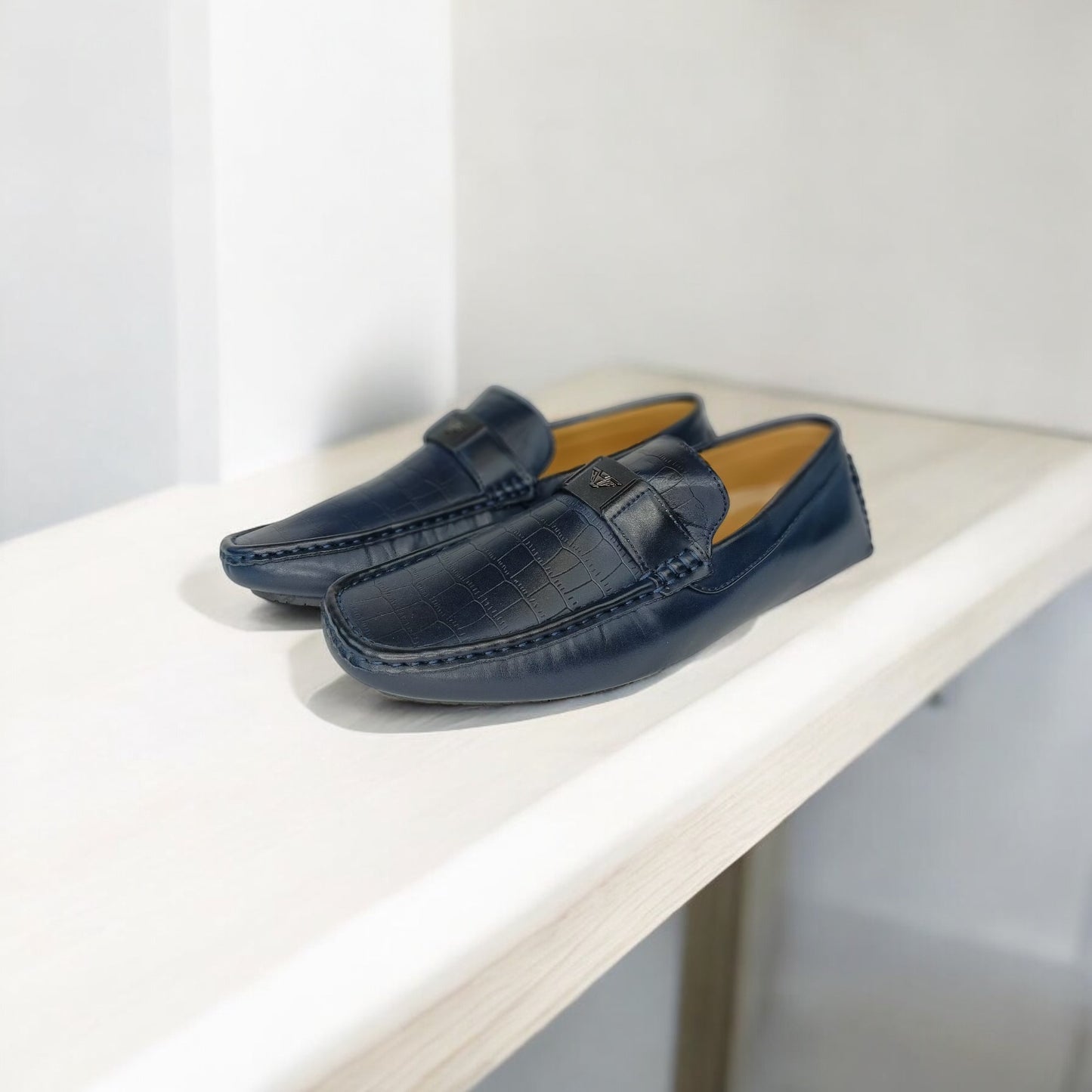 Mocassino ecopelle con logo su fibbia elastica EliteLoafer™