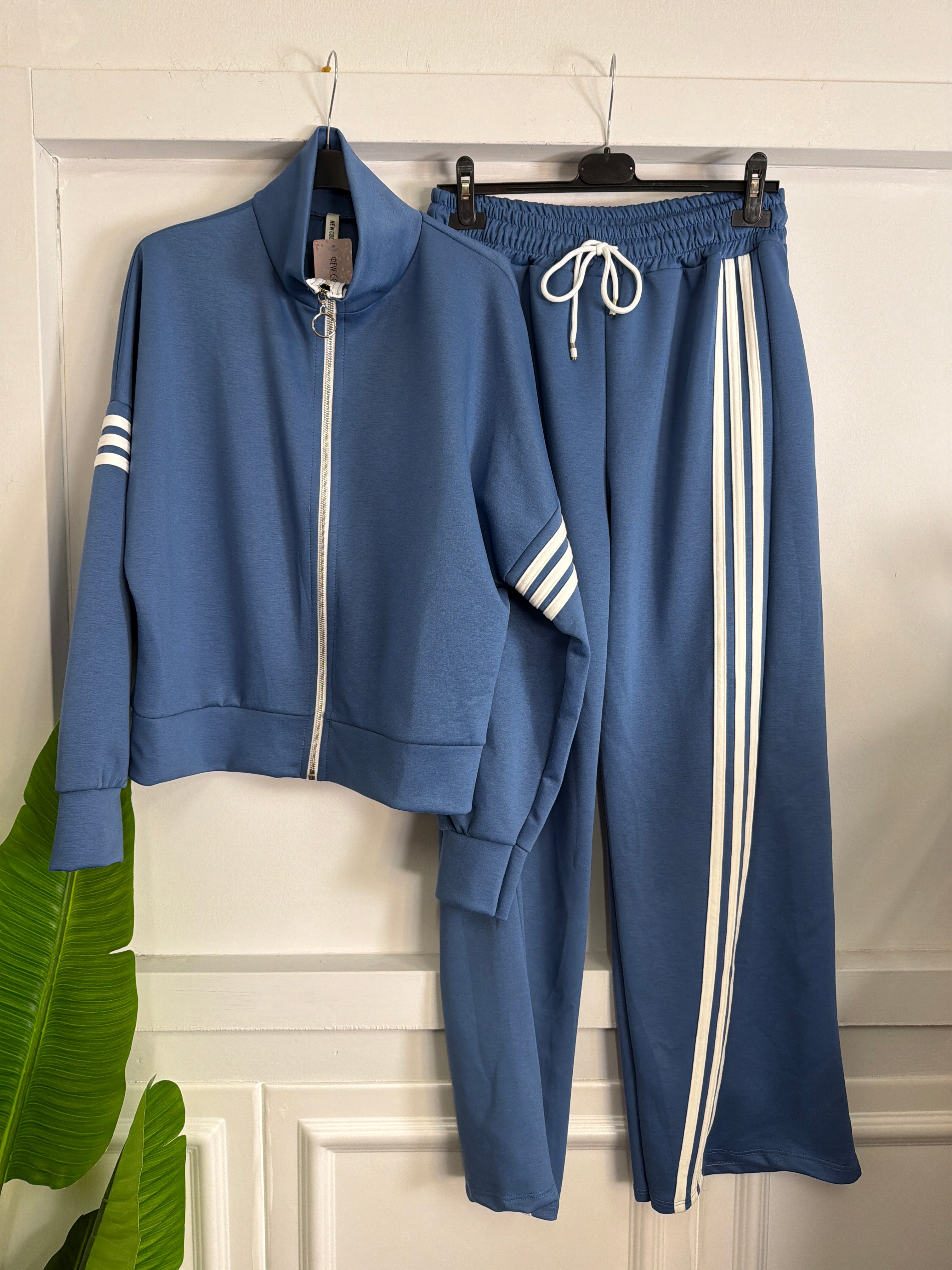 Set Tuta Giacca Zip & Pantalone Volume con Righe – Streetwear di Classe!