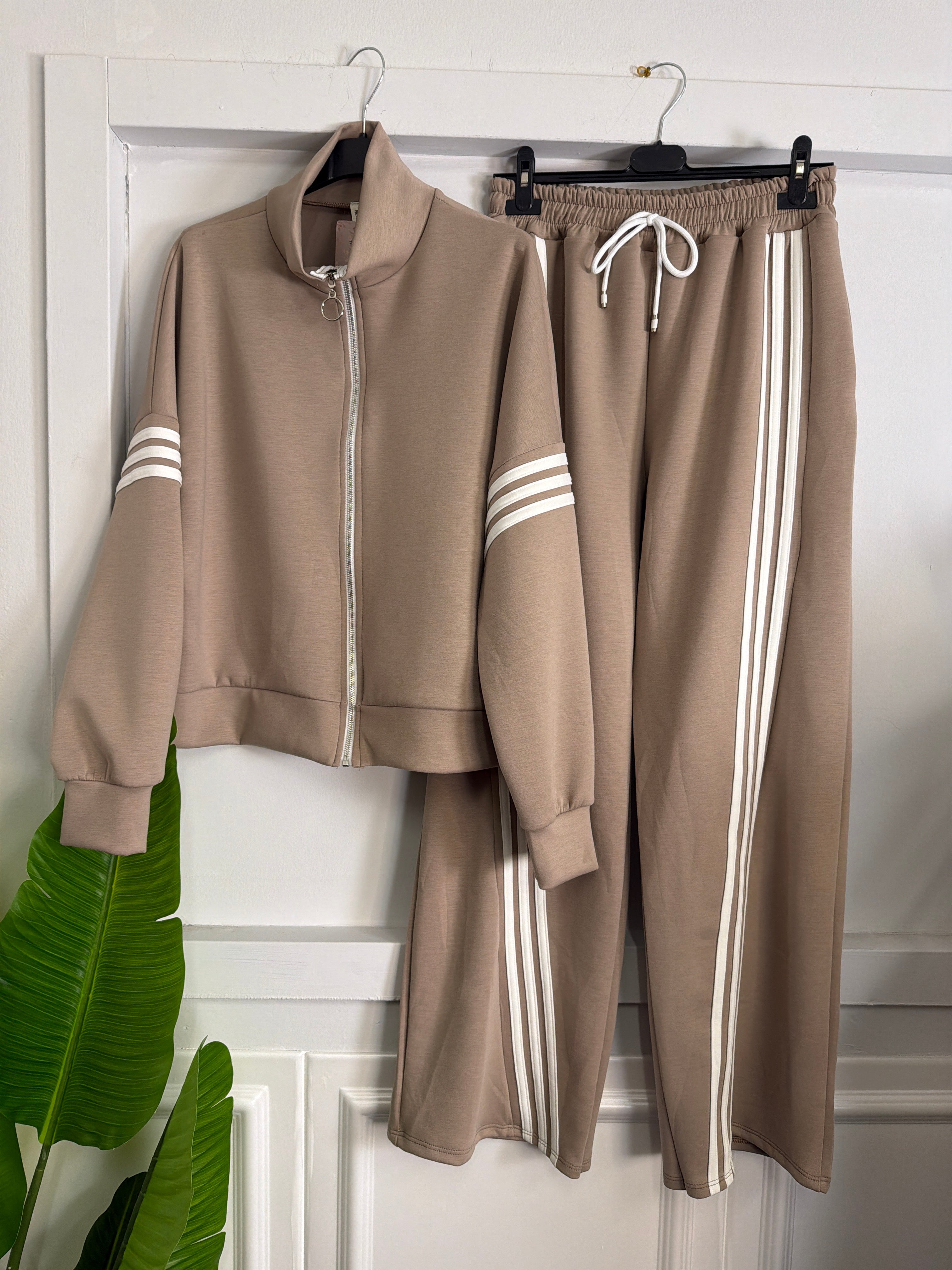 Set Tuta Giacca Zip & Pantalone Volume con Righe – Streetwear di Classe!