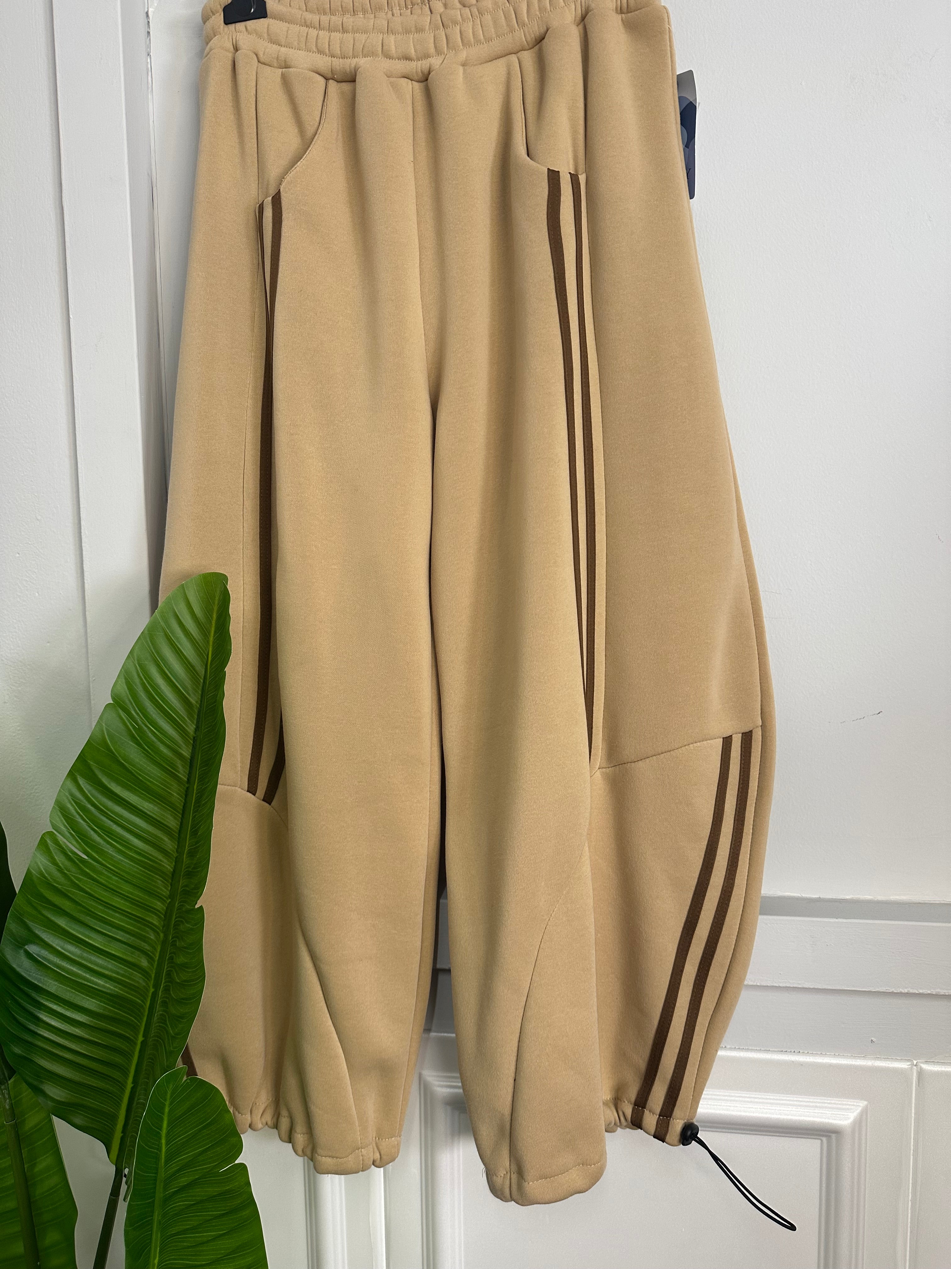 Pantaloni Balloon Felpati con Righe Laterali – Il Mix Perfetto tra Comfort e Stile!