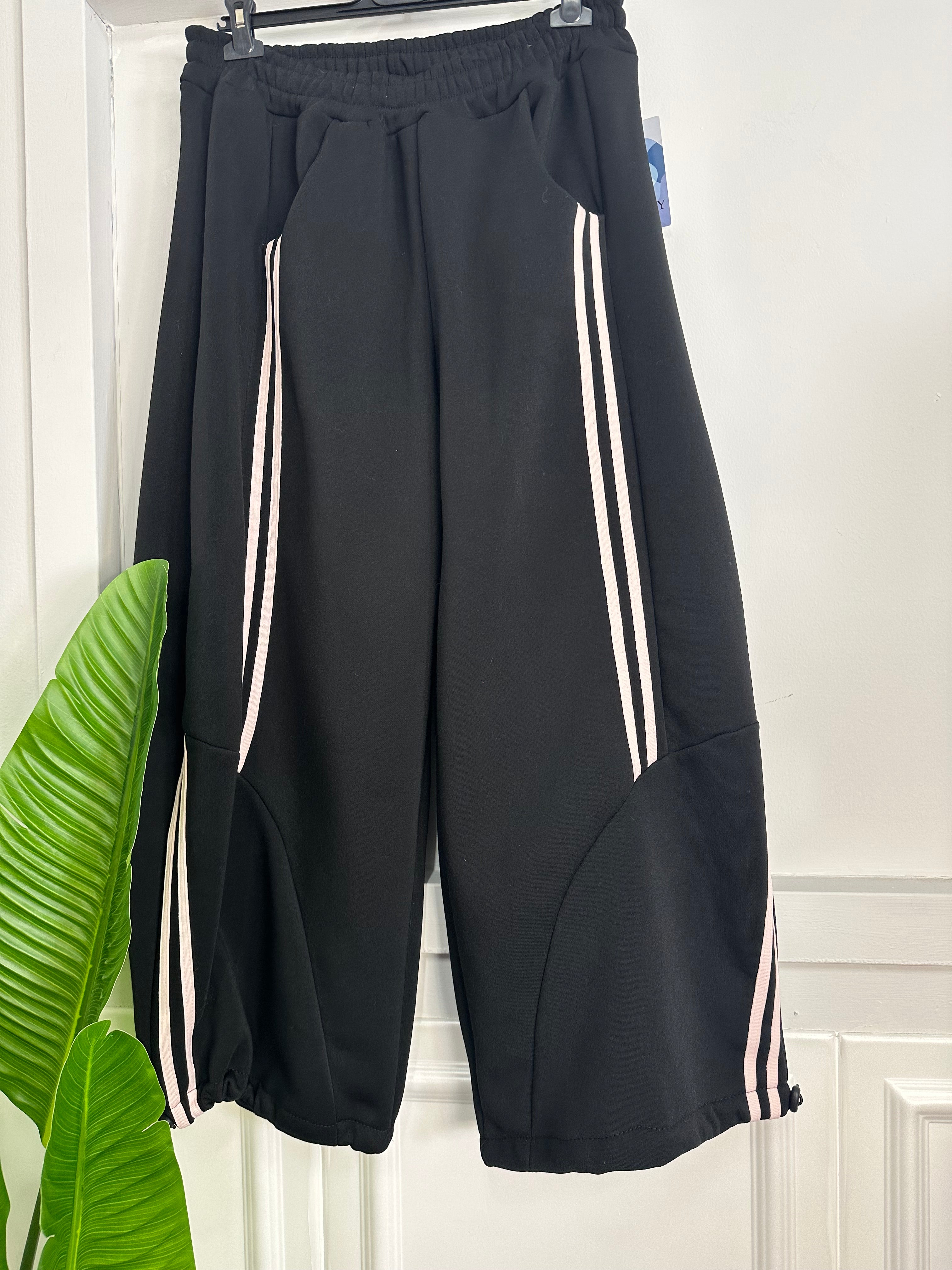 Pantaloni Balloon Felpati con Righe Laterali – Il Mix Perfetto tra Comfort e Stile!