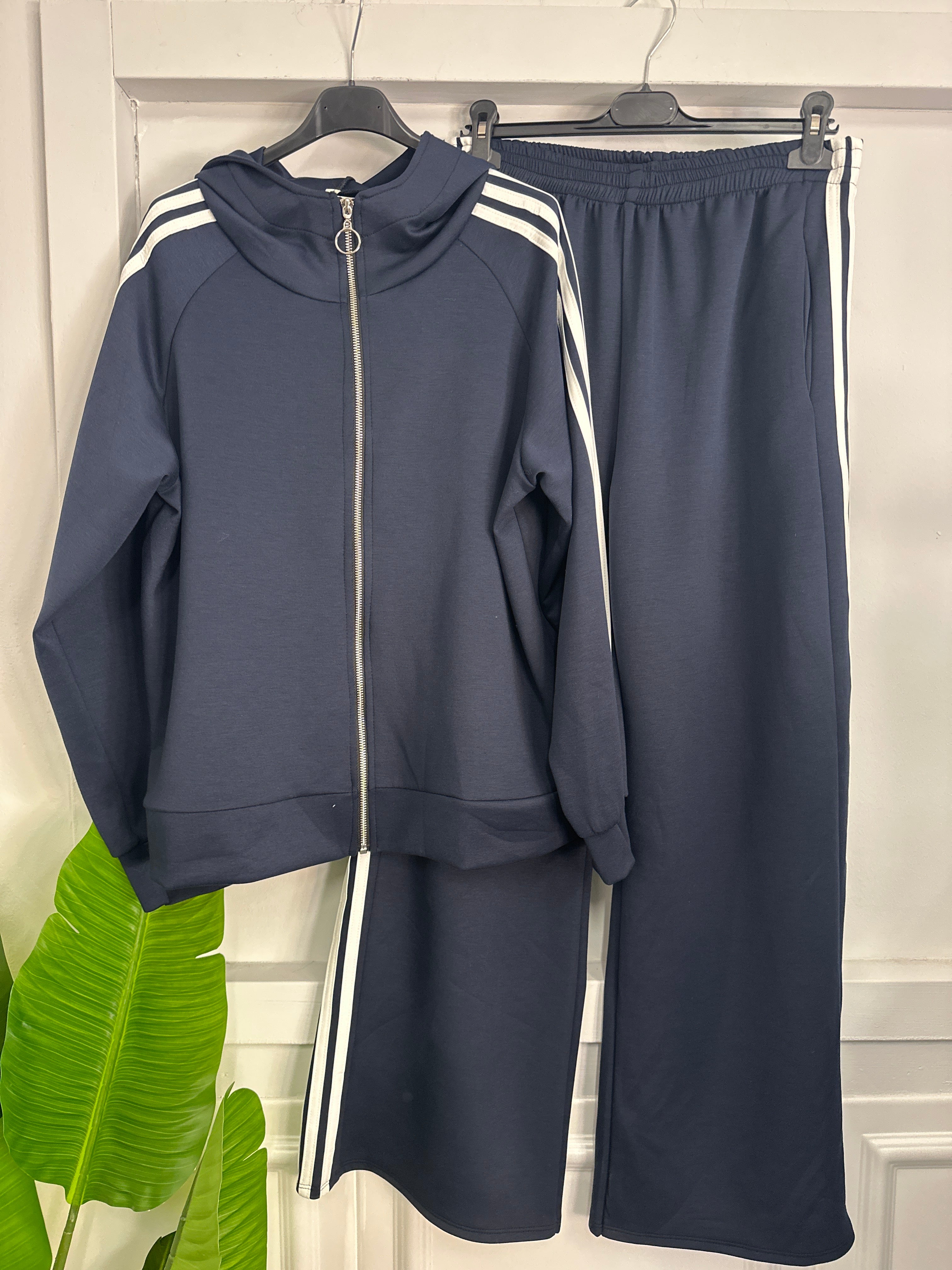 Set Tuta con zip e pantaloni palazzo con Righe Laterali – Eleganza e Comfort in un Unico Outfit!