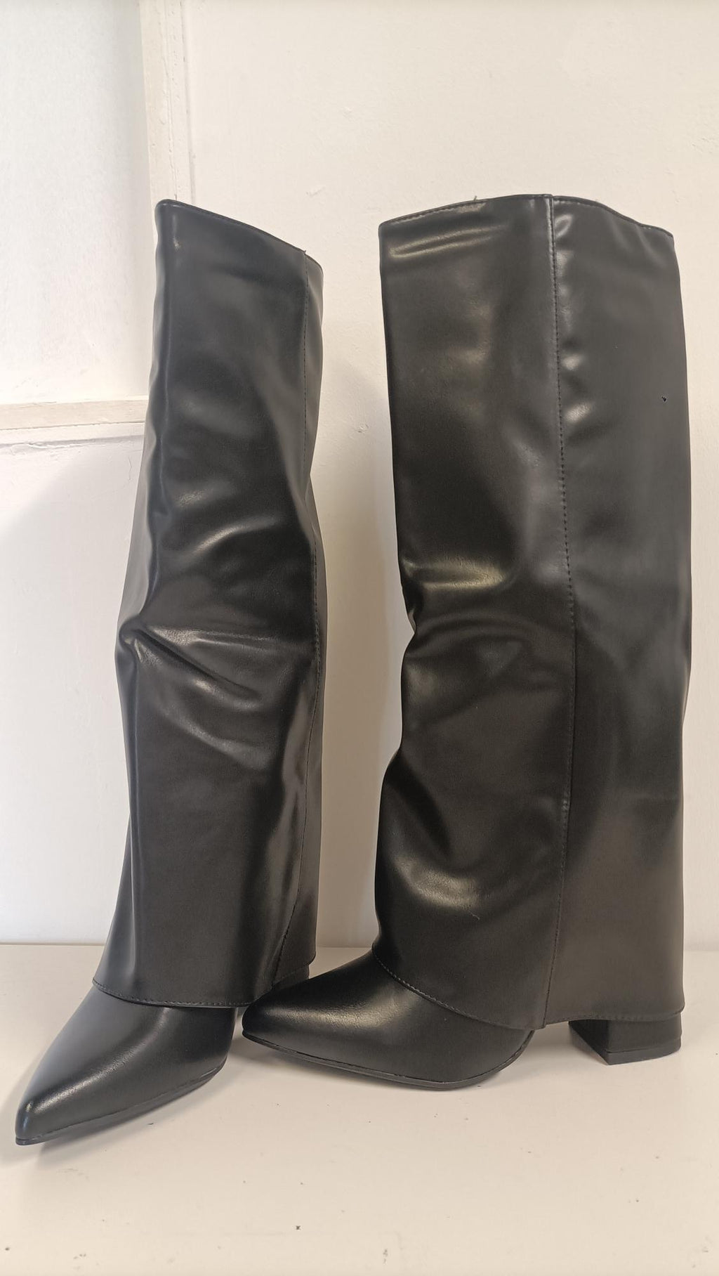 Stivali alti con risvolto