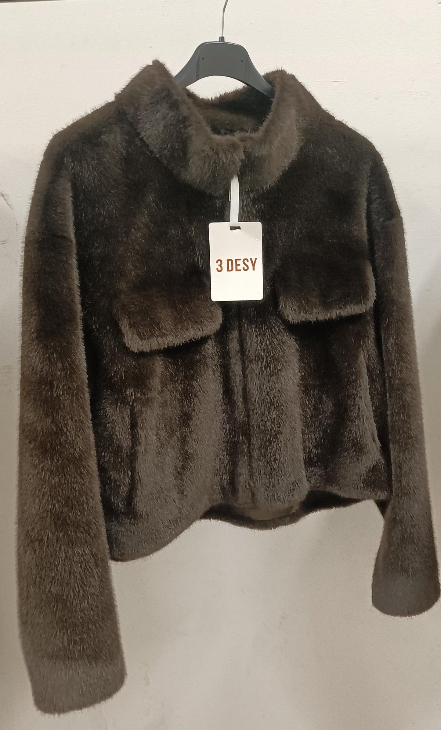 Giacca corta in ecopelliccia con finte tasche