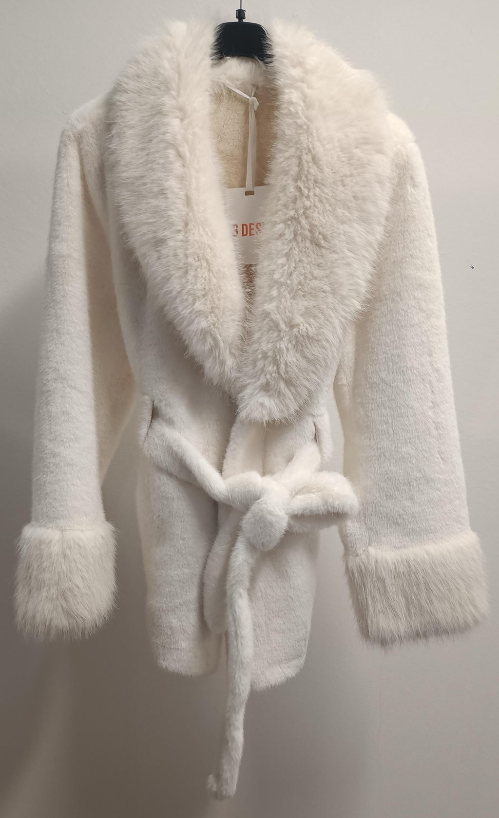 Ecopelliccia Diva Cuddles Corta con Cinturone per Silhouette Perfetta e Lusso Etnico Calore Incredibile