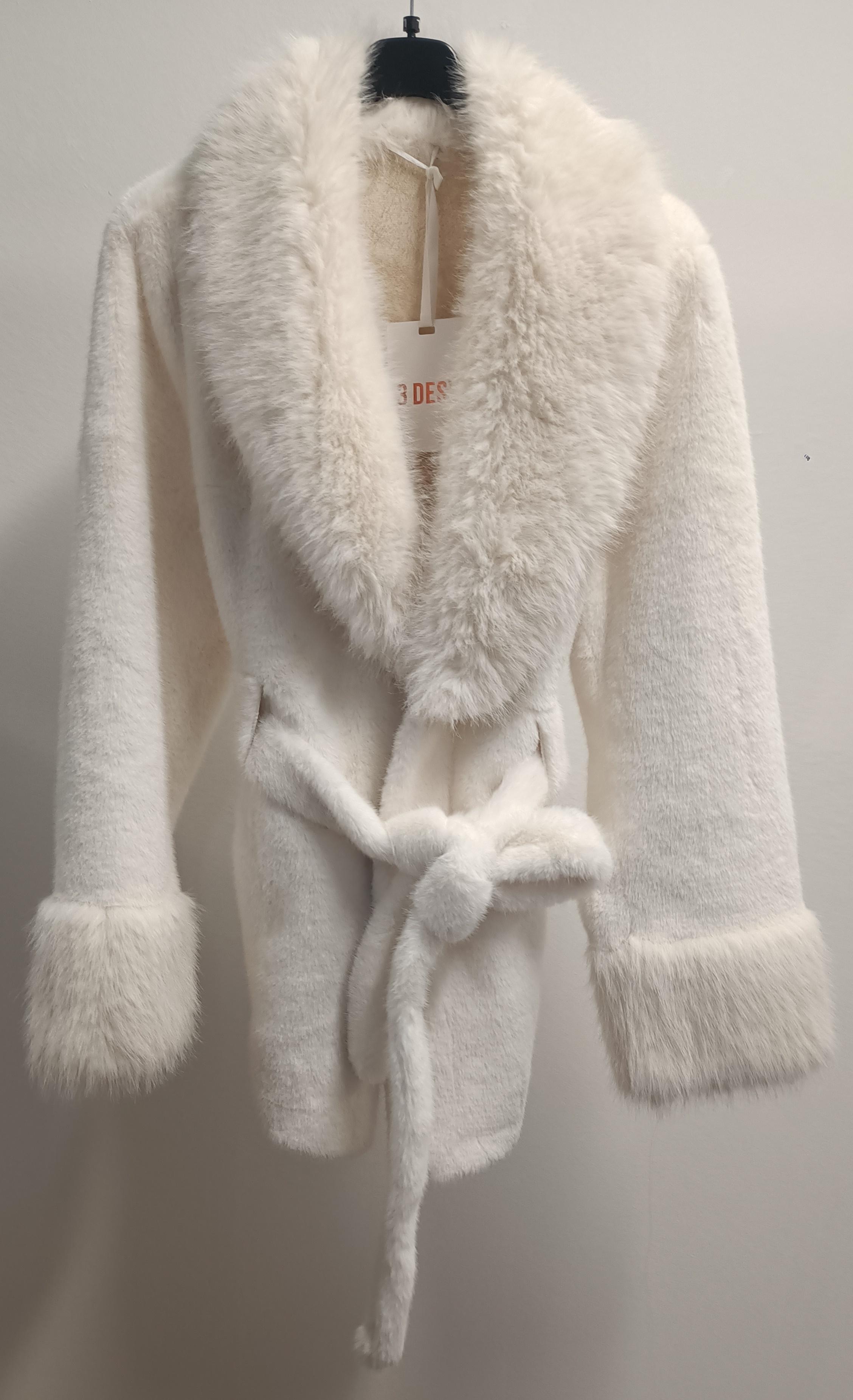 Ecopelliccia Diva Cuddles Corta con Cinturone per Silhouette Perfetta e Lusso Etnico Calore Incredibile