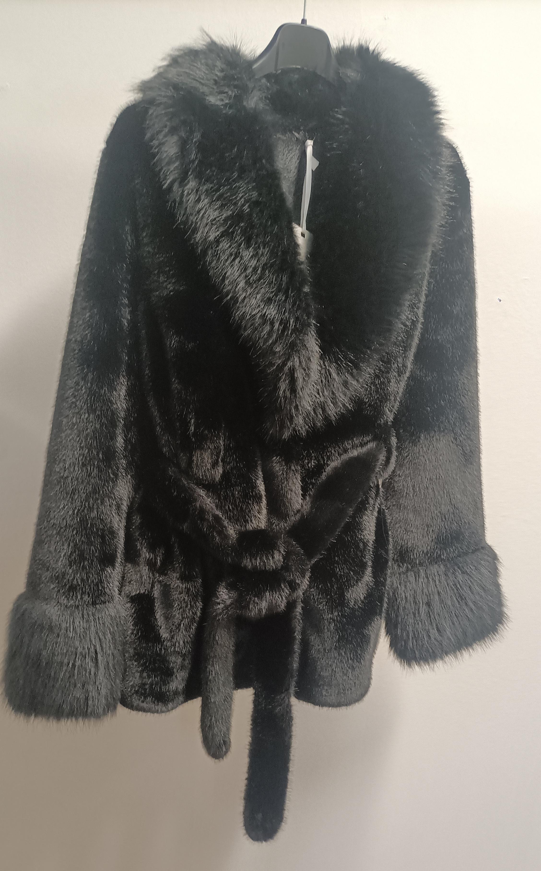 Ecopelliccia Diva Cuddles Corta con Cinturone per Silhouette Perfetta e Lusso Etnico Calore Incredibile