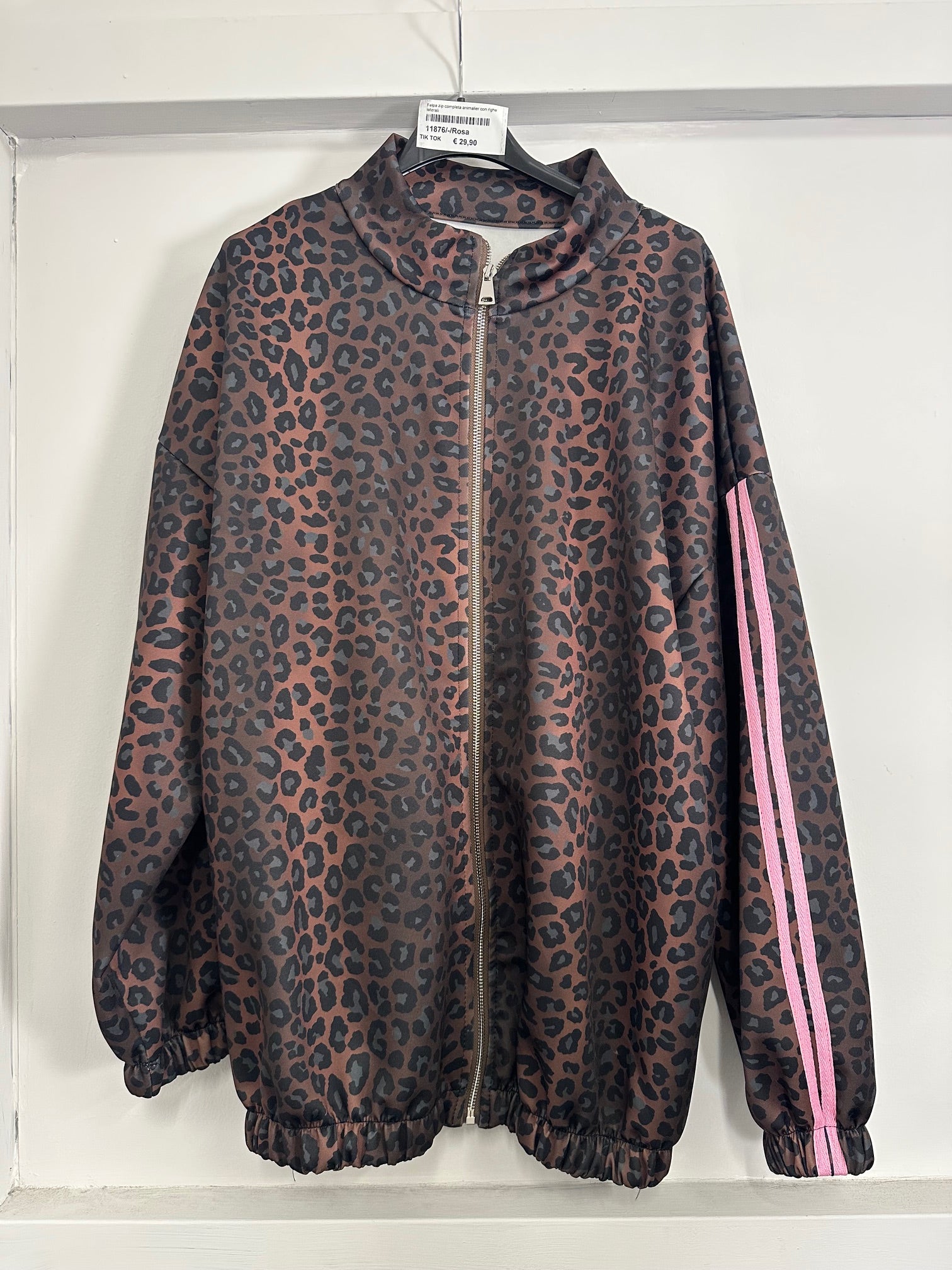 Giacca glamour effetto raso con righe a contrasto su sfondo animalier