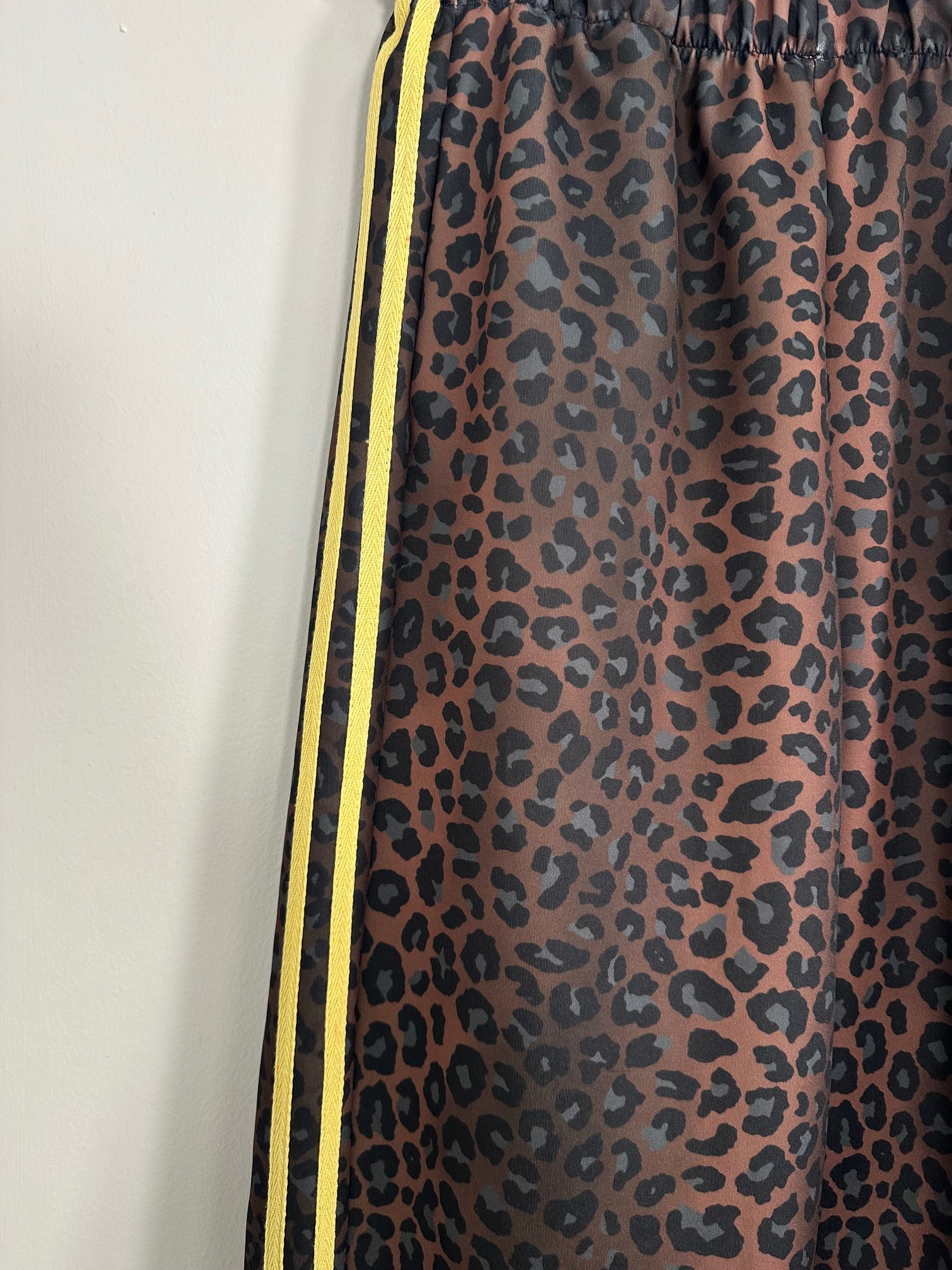 Pantalone Donna Animalier Righe Glamour Effetto Raso Maculato con Righe Laterali Colorate Stile Statement e Comfort Lussuoso