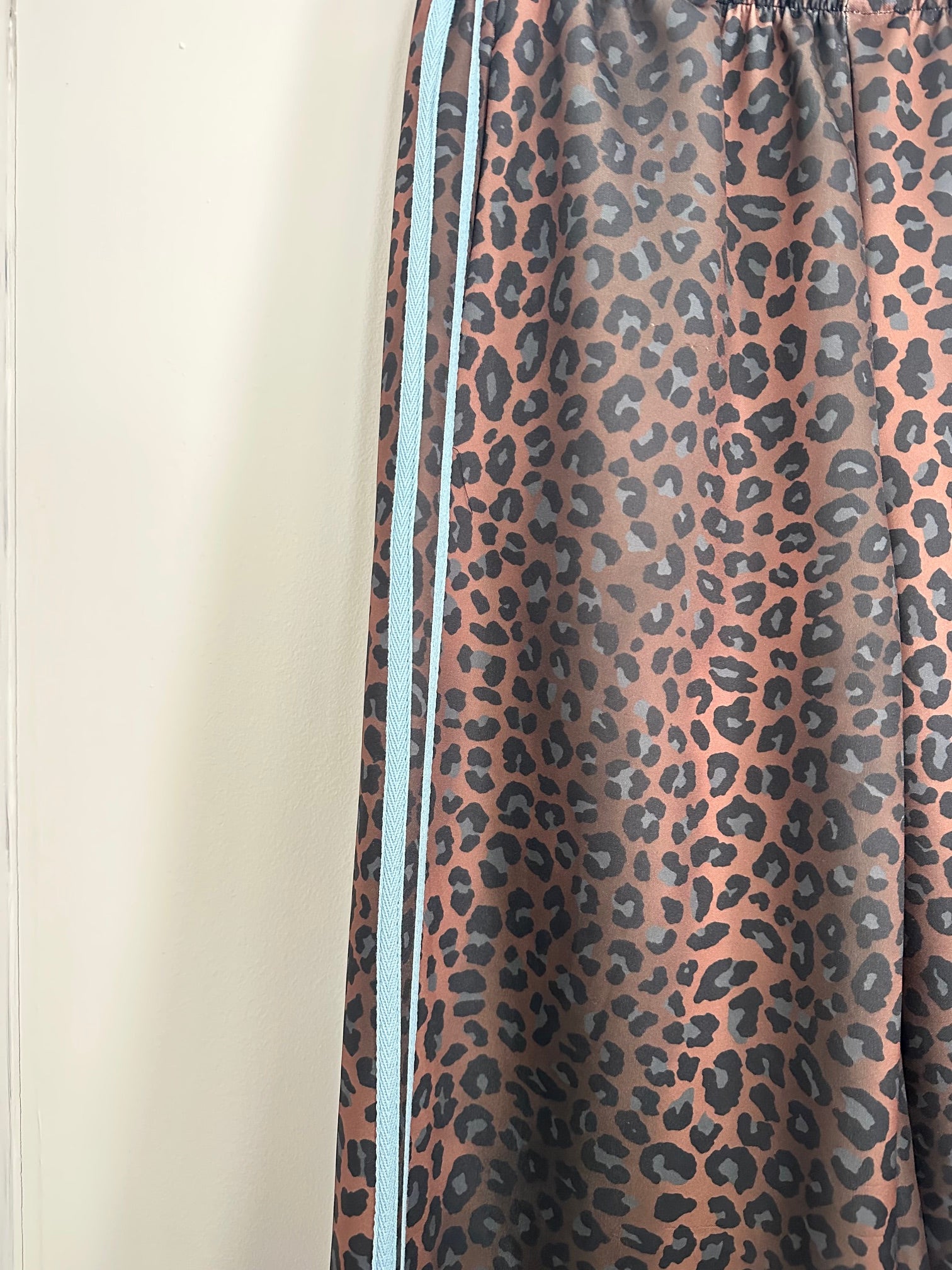 Pantalone Donna Animalier Righe Glamour Effetto Raso Maculato con Righe Laterali Colorate Stile Statement e Comfort Lussuoso