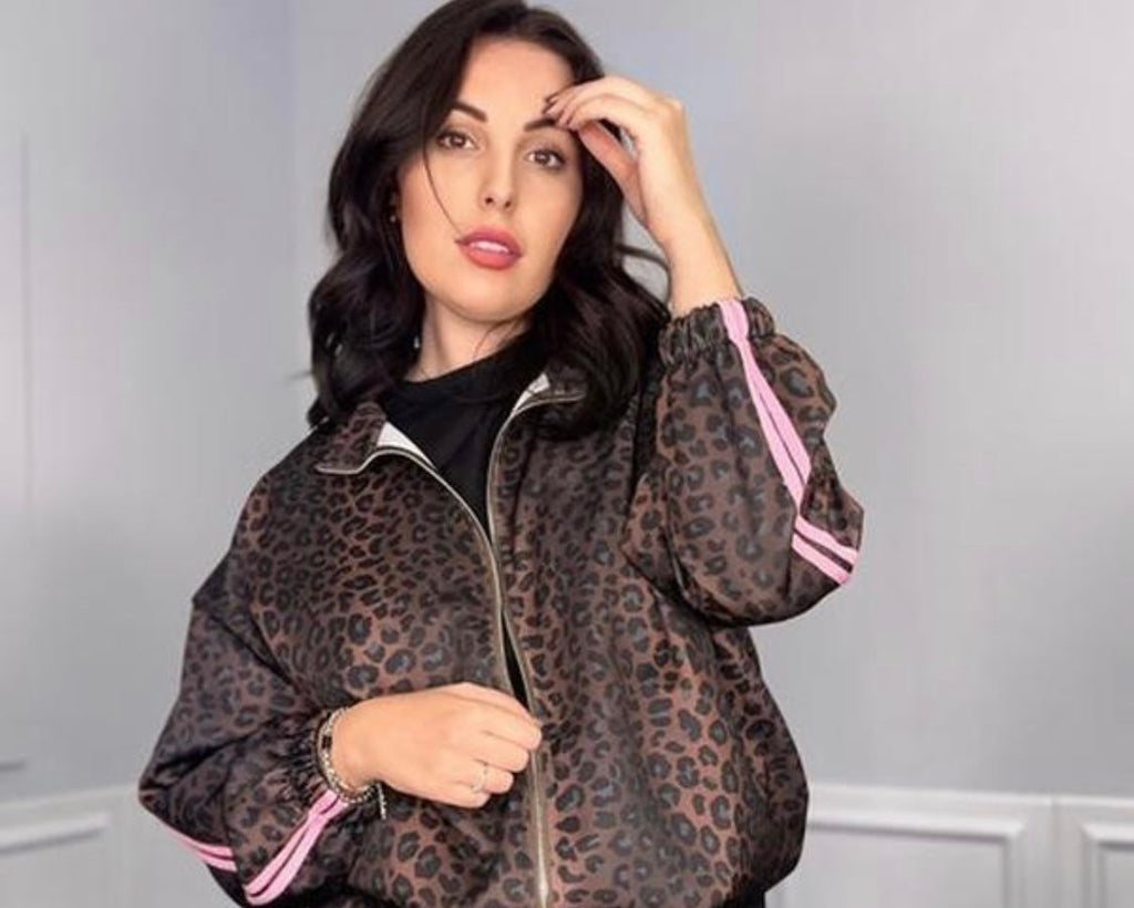 Giacca glamour effetto raso con righe a contrasto su sfondo animalier