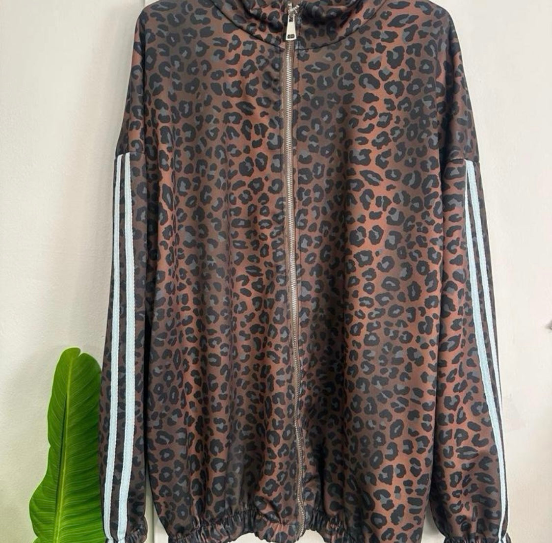 Giacca glamour effetto raso con righe a contrasto su sfondo animalier