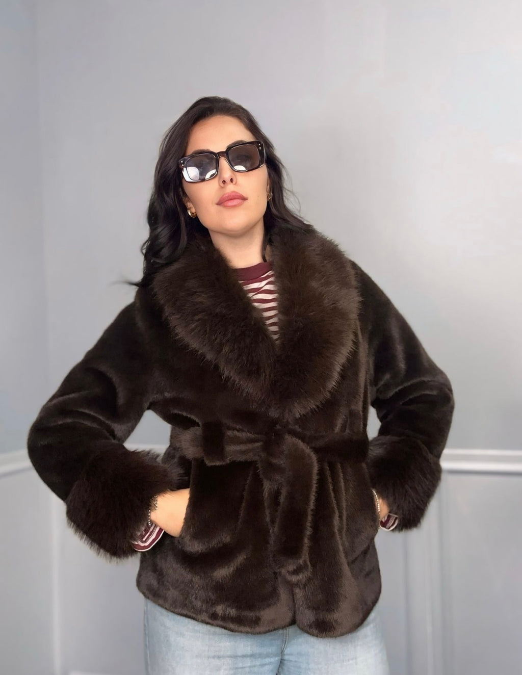 Ecopelliccia Diva Cuddles Corta con Cinturone per Silhouette Perfetta e Lusso Etnico Calore Incredibile