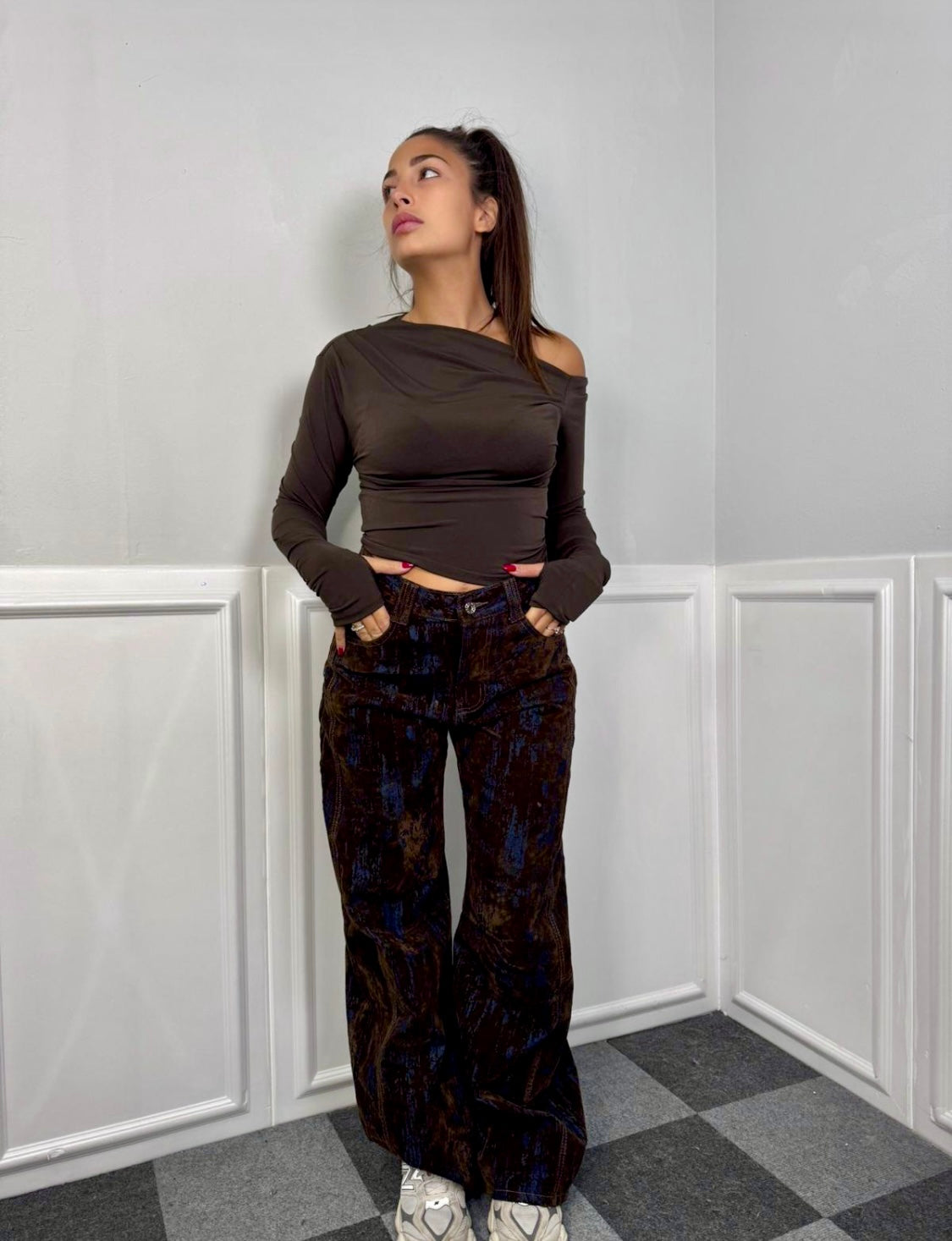 Jeans Effetto Velluto Marrone Scuro: Denim Morbido e Caldo, Taglio Balloon Ultra-Moderno, Tasche Cargo Funzionali e Stilose, Perfetto per Autunno-Inverno