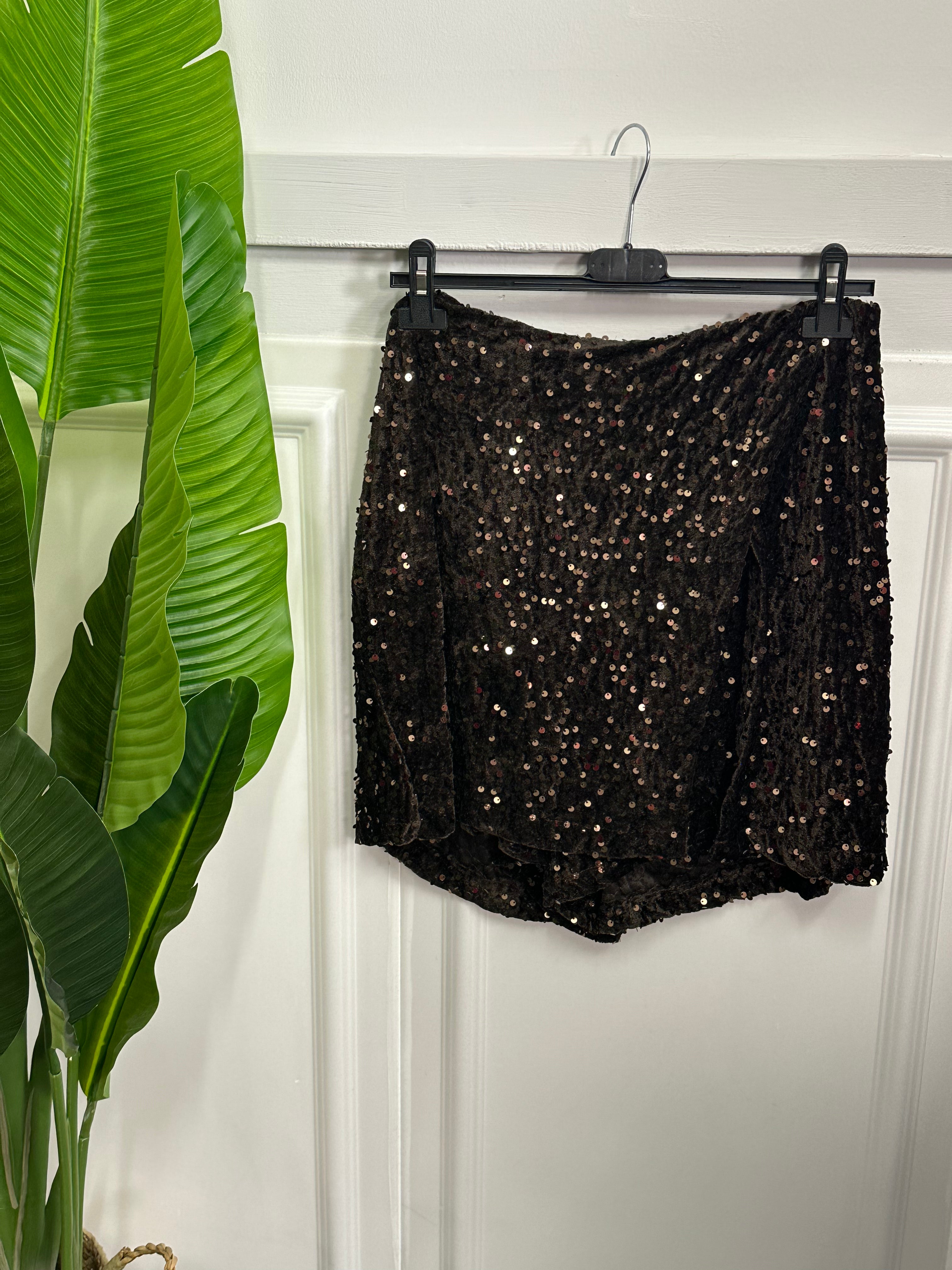 Chic & Scintillante: Pantagonna in Paillettes Lusso! L'Eleganza della Gonna con la Comodità dei Pantaloni