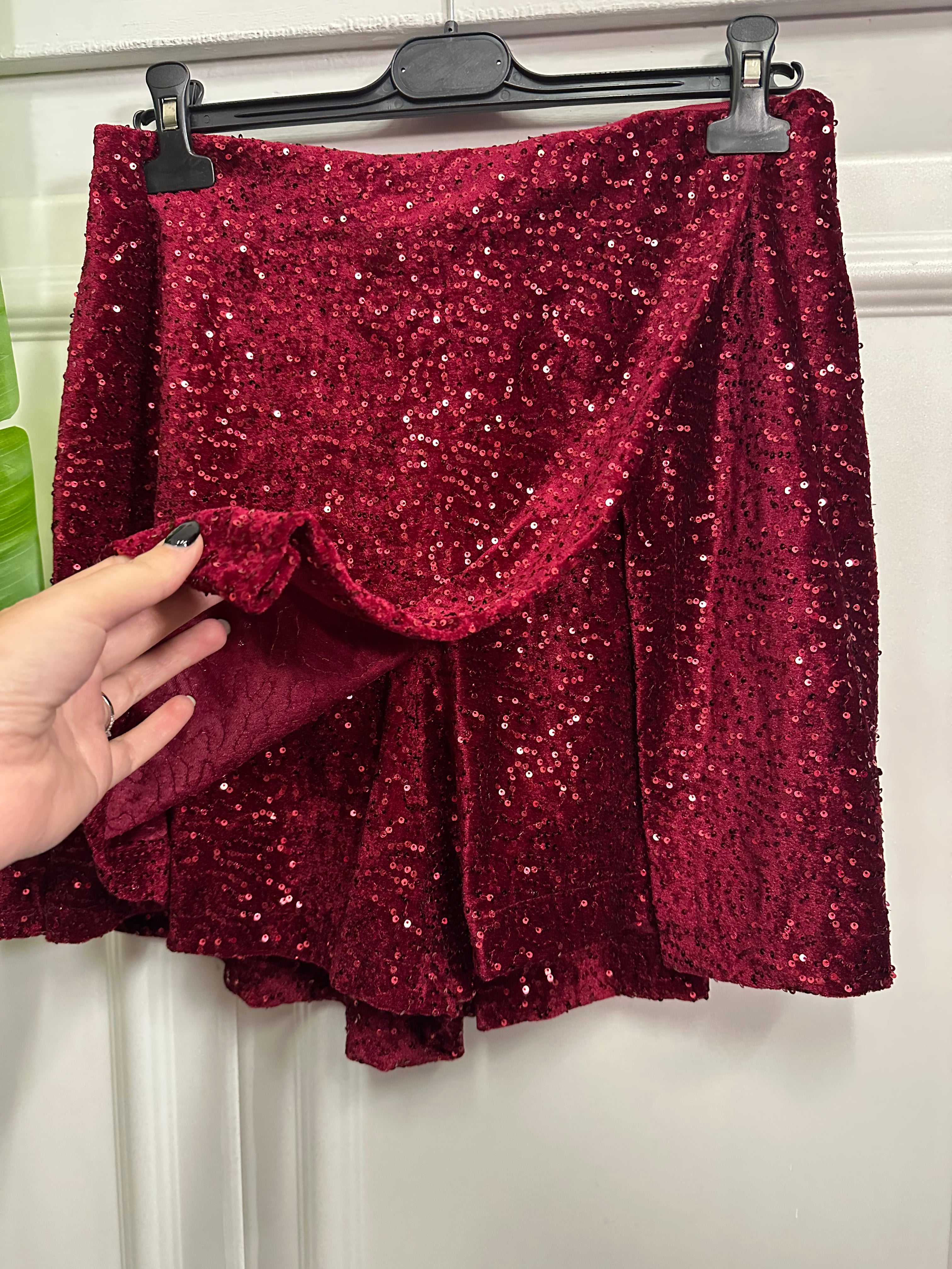 Chic & Scintillante: Pantagonna in Paillettes Lusso! L'Eleganza della Gonna con la Comodità dei Pantaloni