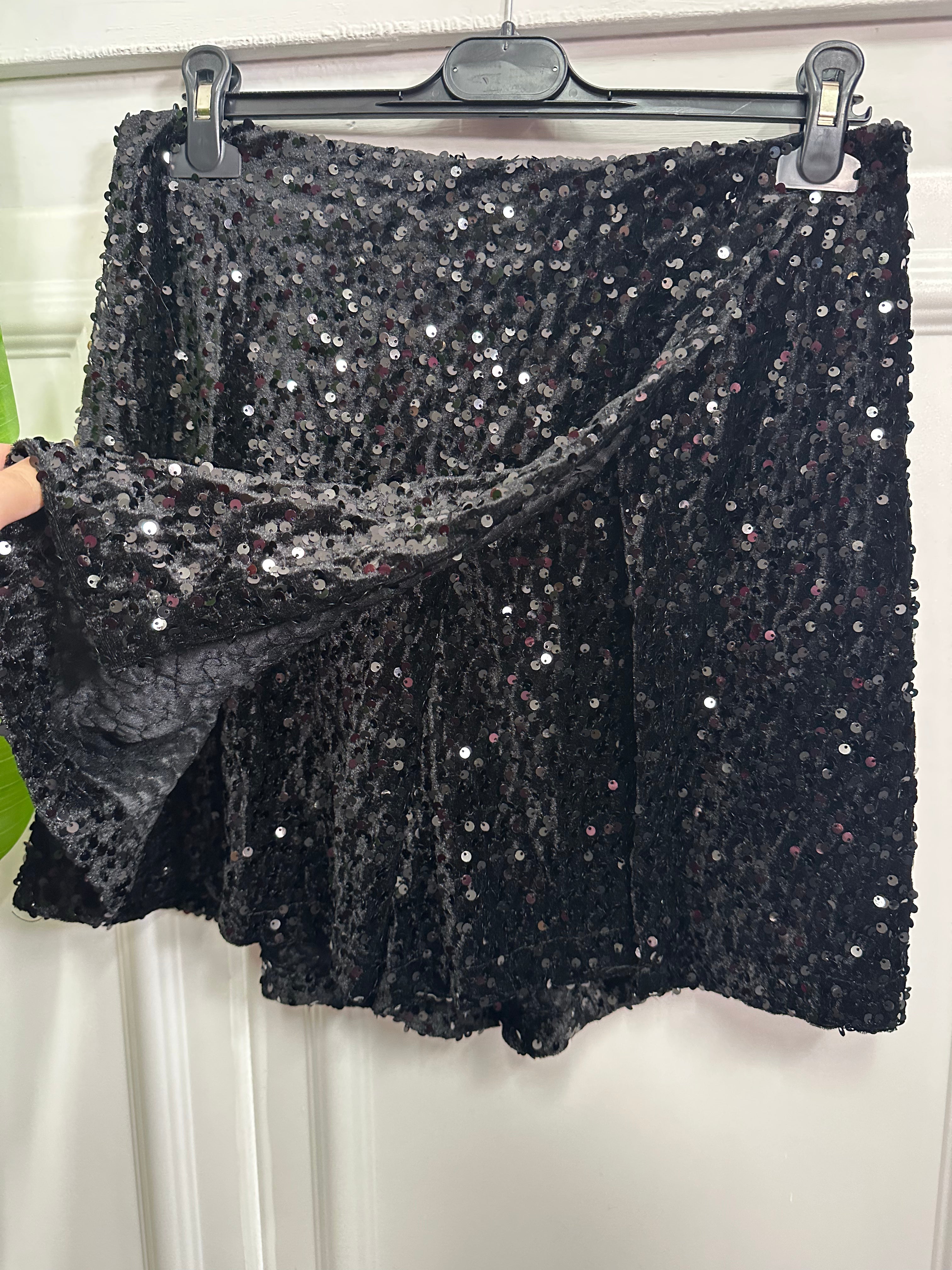 Chic & Scintillante: Pantagonna in Paillettes Lusso! L'Eleganza della Gonna con la Comodità dei Pantaloni