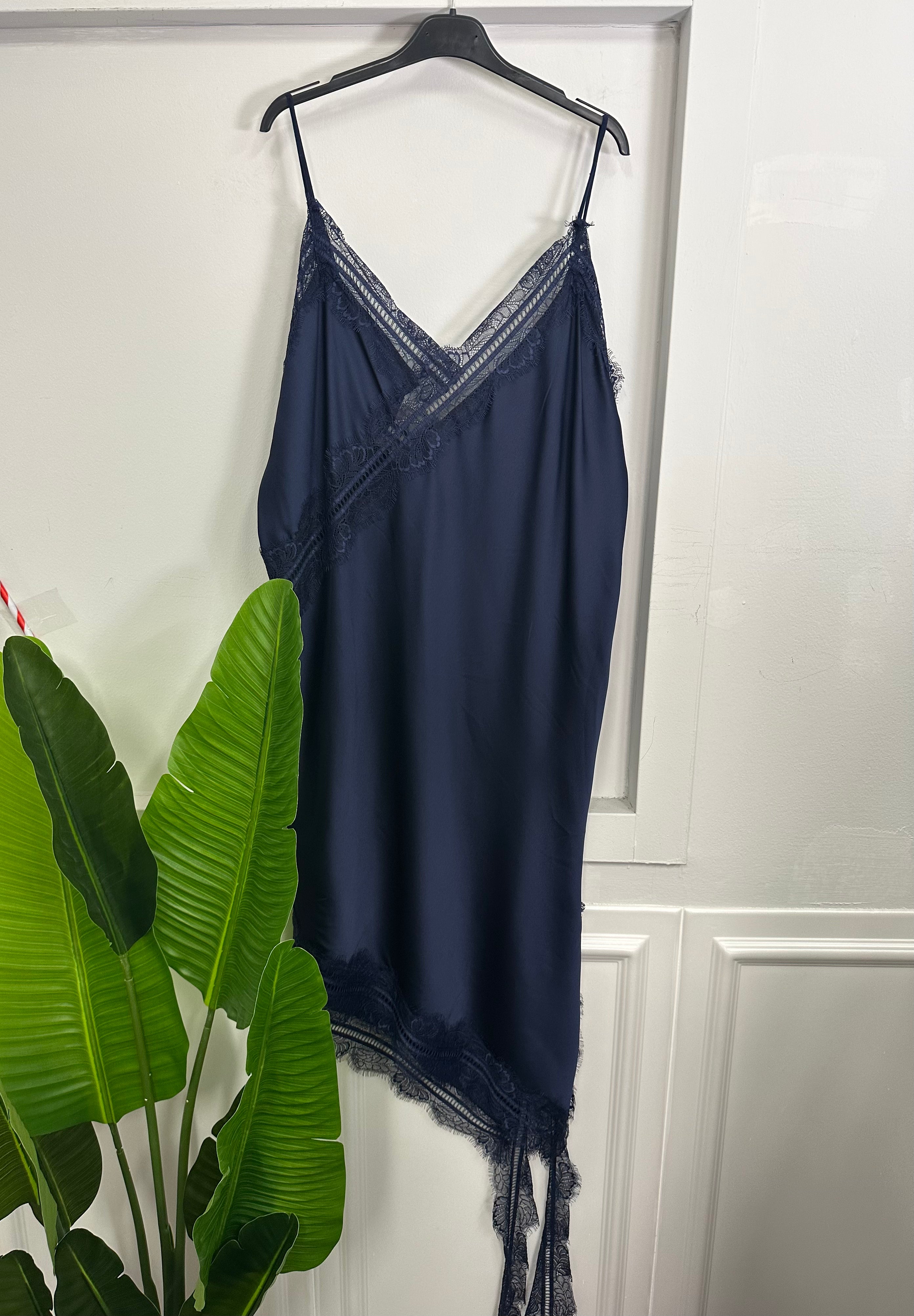 Canotta Lunga Asimmetrica con Dettagli in Pizzo – Eleganza Versatile!