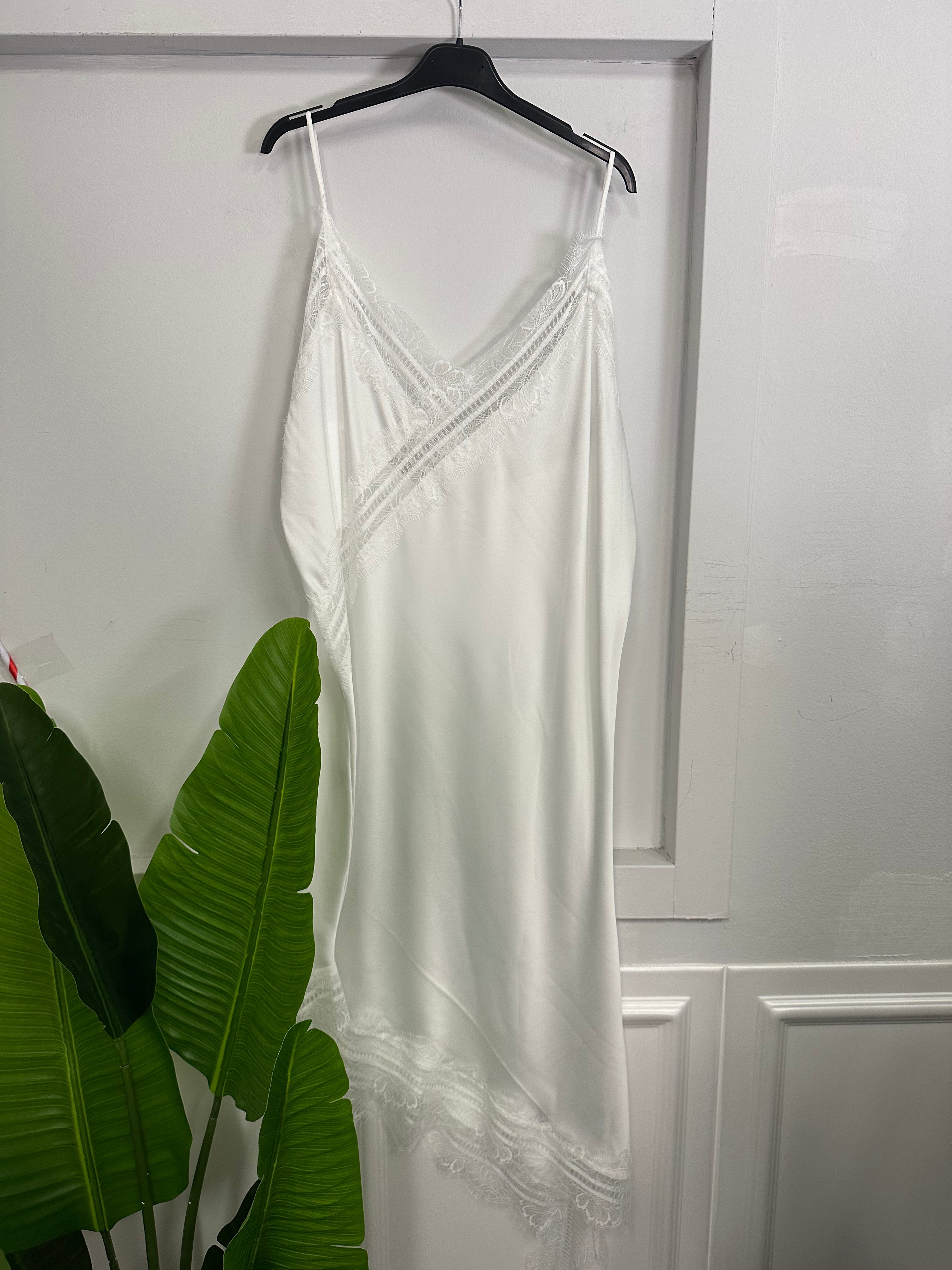 Canotta Lunga Asimmetrica con Dettagli in Pizzo – Eleganza Versatile!