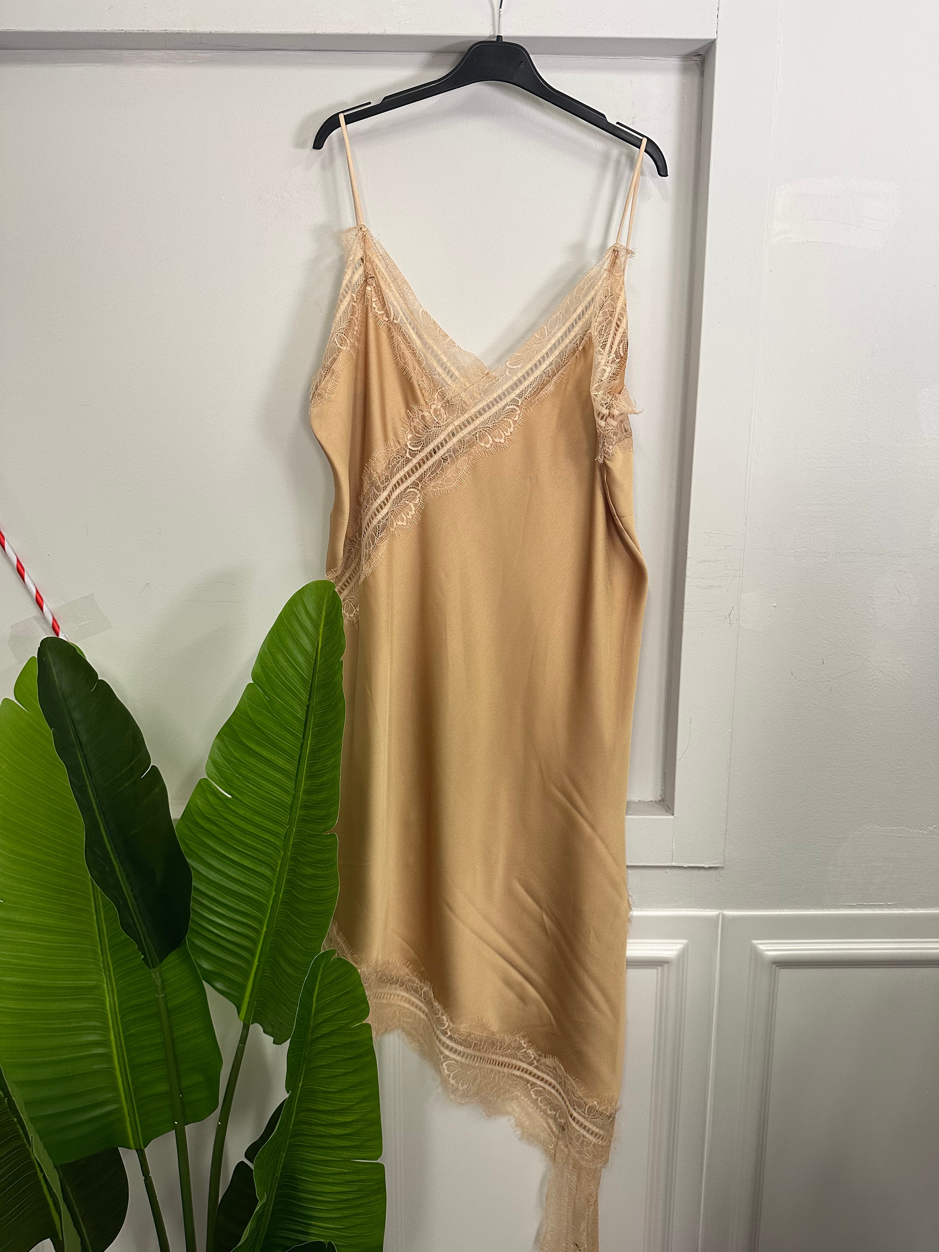 Canotta Lunga Asimmetrica con Dettagli in Pizzo – Eleganza Versatile!